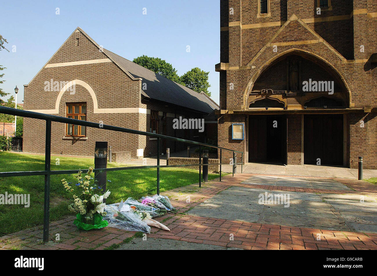 Blumen liegen vor der St. Barnabas Kirche in Ealing, West-London, in Erinnerung an Oliver Ladwa, der dort gestern starb, als ein Krankenwagen den lokalen zweijährigen während eines Tages der offenen Tür in seiner Kinderstube überrannte. Stockfoto