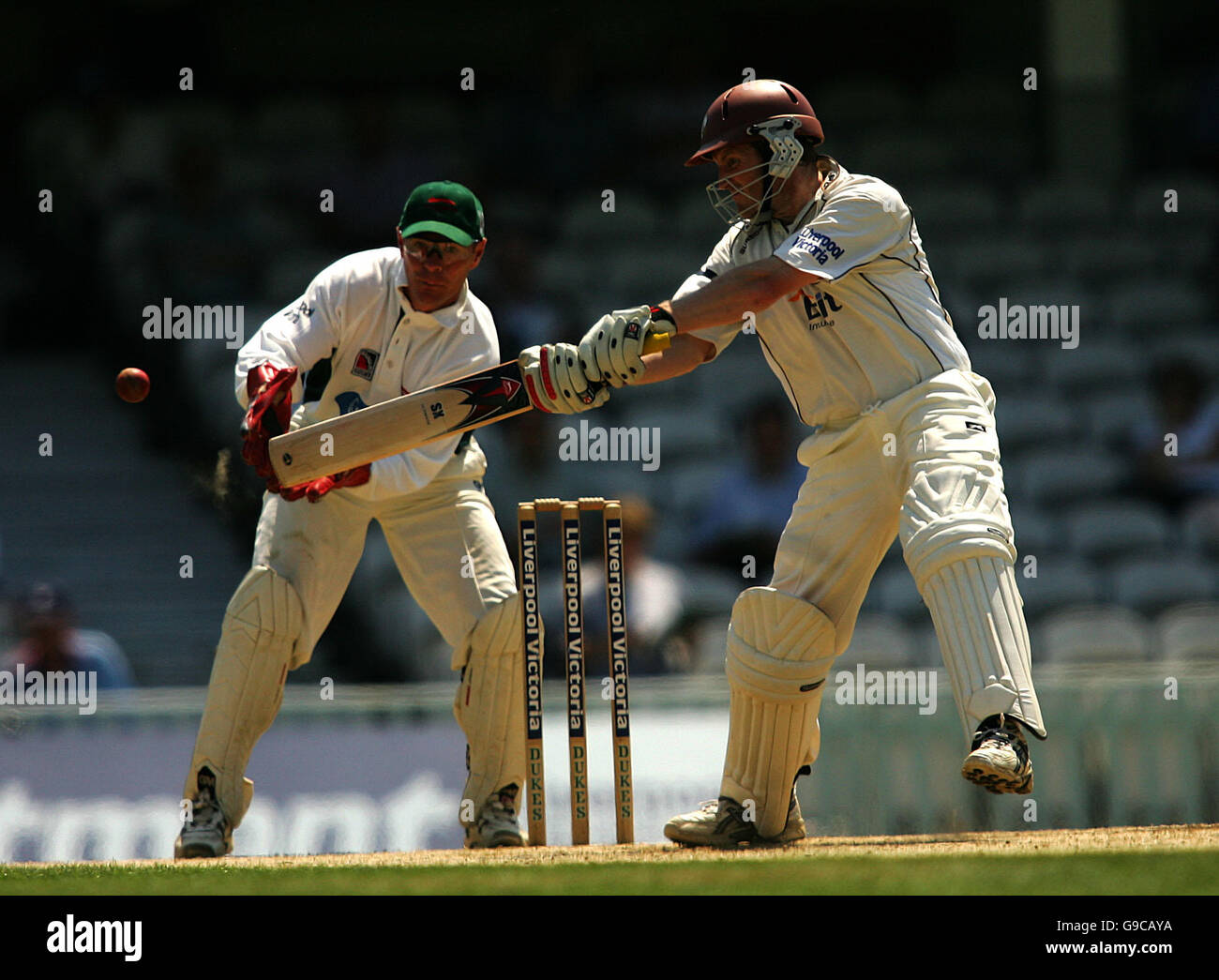 Cricket - Liverpool Victoria County Championship - Division Two - Surrey V Leicestershire - The Brit Oval. Surreys Ali Brown schlägt auf seinem Weg in ein doppeltes Jahrhundert weitere vier Läufe Stockfoto