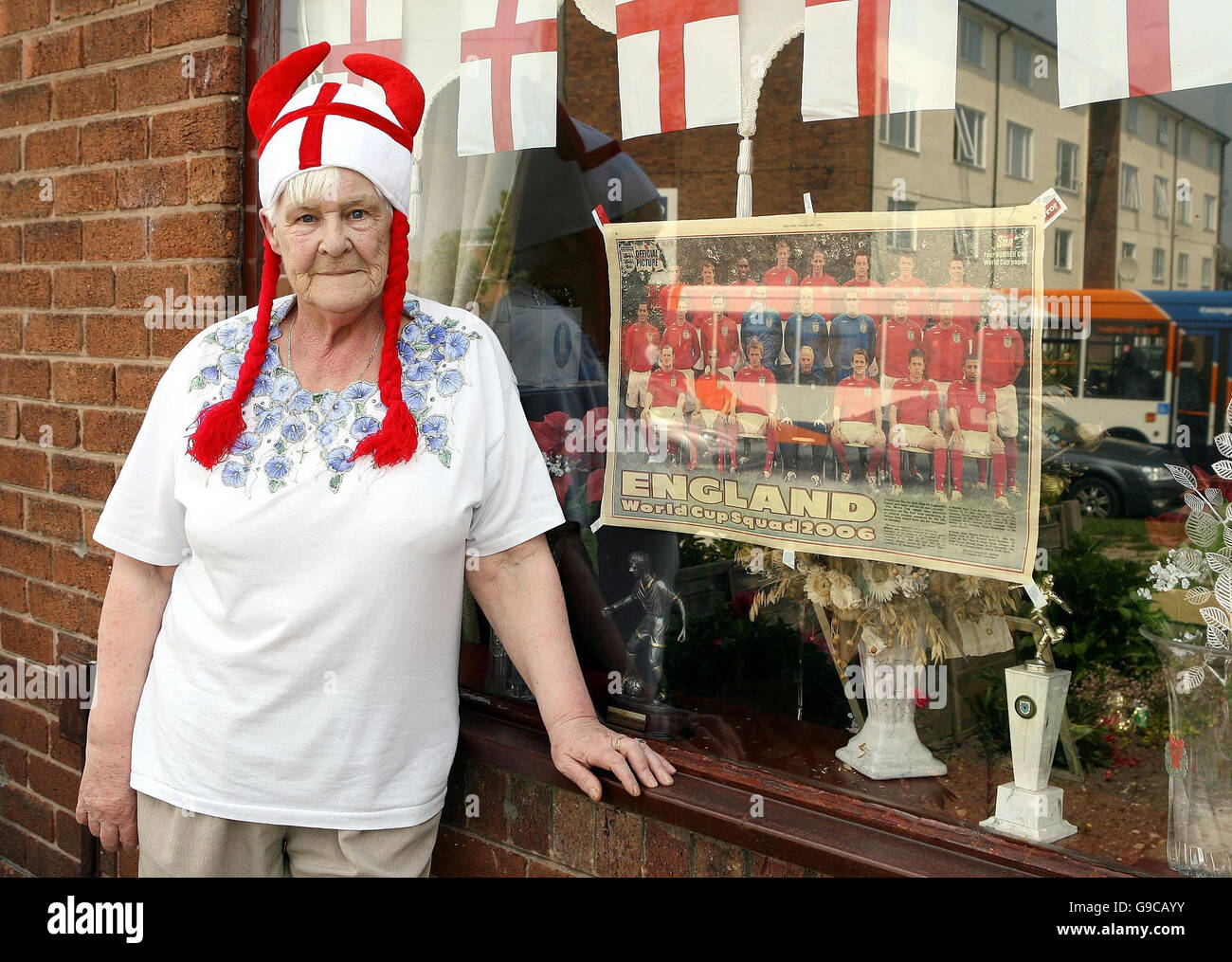 Wayne Rooneys Großmutter Pat Morrey, 74, zeigt ihre Unterstützung für die englische Fußballmannschaft vor dem Eröffnungsspiel gegen Paraguay, indem sie ihr Haus auf der Terrasse in Croxteth, Merseyside, mit 22 St. George's Fahnen schmückt. Stockfoto
