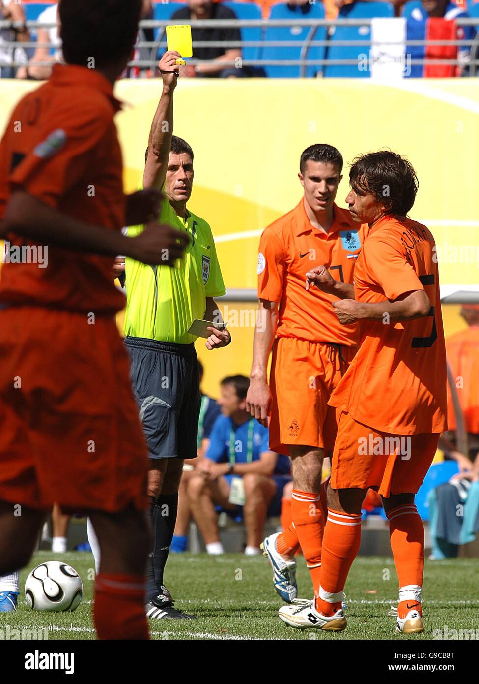 Fußball - FIFA Fußball-Weltmeisterschaft Deutschland 2006 - Gruppe C - Serbien & Montenegro gegen Holland - Zentralstadion. Giovanni Van Bronckhorst, Holland, wird wegen unsportlichem Verhalten von Schiedsrichter Markus Merk gebucht. Stockfoto