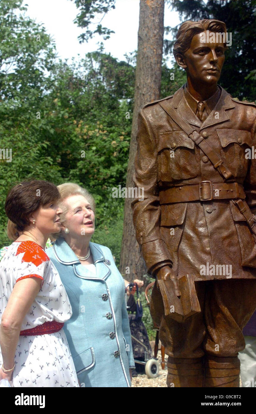 Lady Thatcher und Lady Archer bewundern nach der Enthüllung im Haus von Lord Archer in Grantchester, nahe Cambridge, eine Statue des Dichters Rupert Brooke aus dem Ersten Weltkrieg. Stockfoto