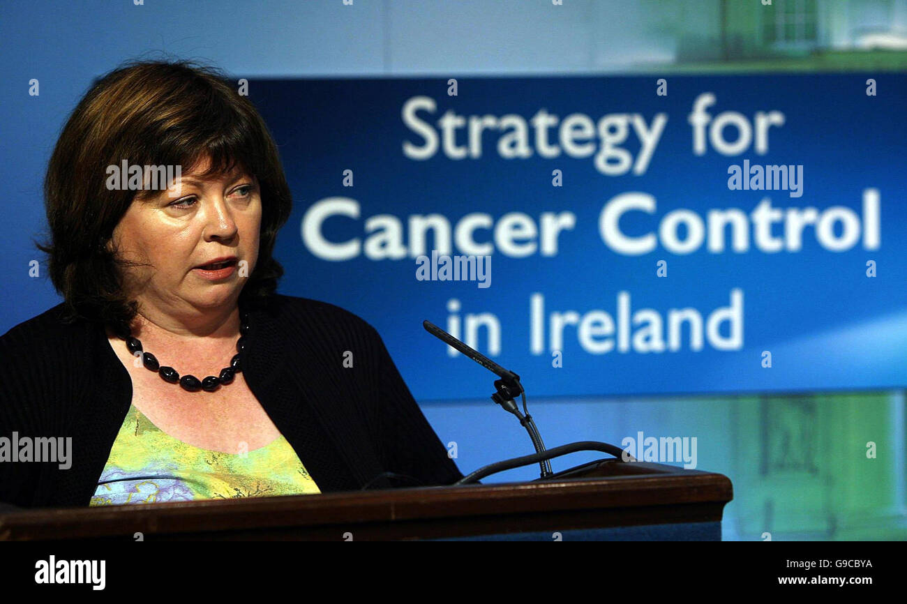 Tanaiste Mary Harney spricht beim Start der Krebskontrollstrategie der irischen Regierung in Dublin. DRÜCKEN Sie VERBANDSFOTO. DRÜCKEN Sie VERBANDSFOTO. Bilddatum: Montag, 12. Juni 2006. Watch for PA Geschichte GESUNDHEIT Krebs. Bildnachweis sollte lauten: Niall Carson/PA. Stockfoto