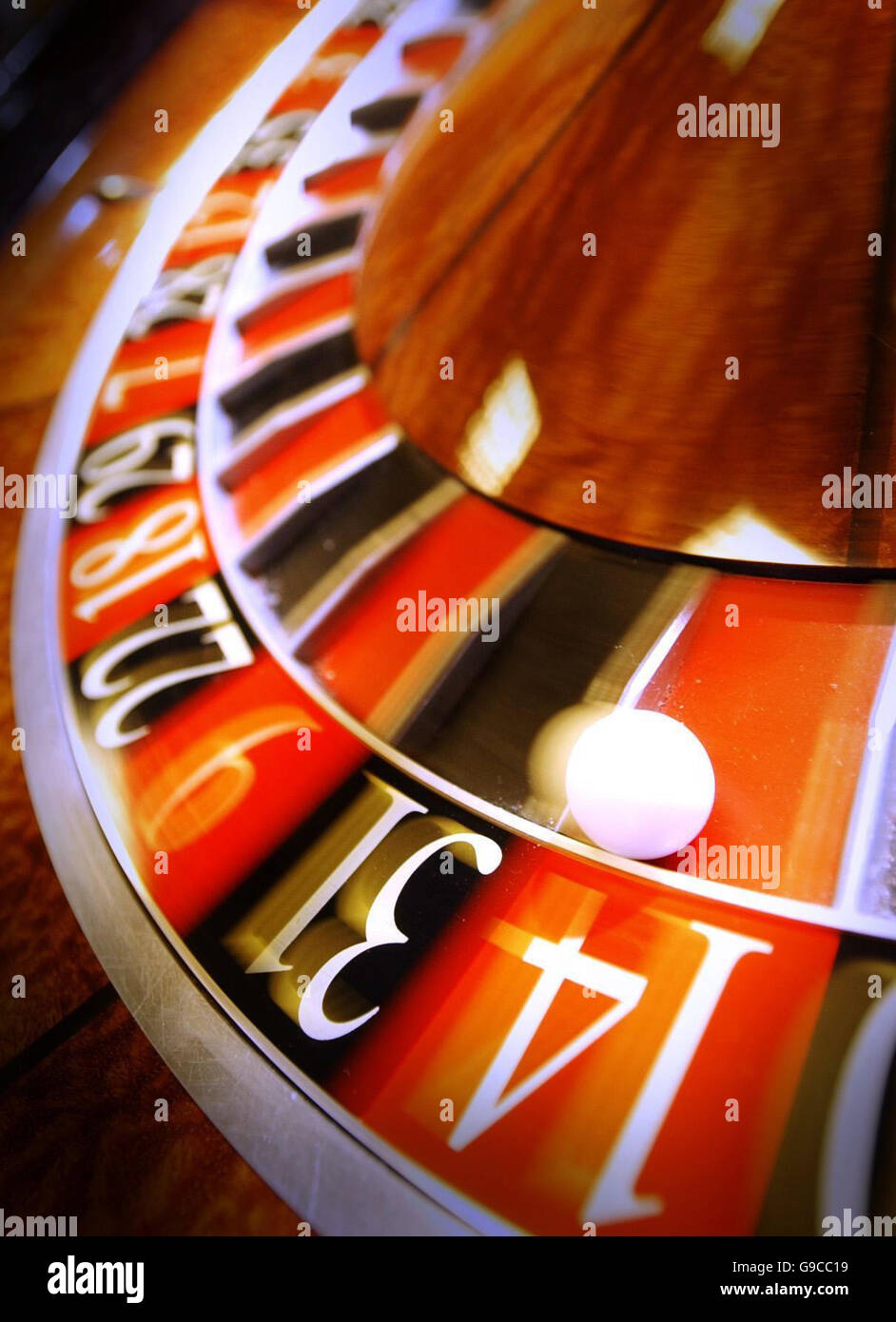 Ein Roulette-Rad dreht sich als Schottlands erste Casino-Trainingsschule gestartet wird, bietet Kurse im Handel, Roulette und Poker an 52 St Enoch Square, Glasgow. Stockfoto