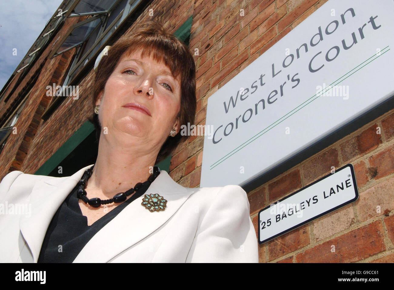 Die für konstitutionelle Angelegenheiten zuständige Ministerin RT Hon Harriet Harman QC MP steht vor dem West London Coroner's Court, nachdem sie Reformen des Rechtssystems der Coroners angekündigt hatte. Stockfoto