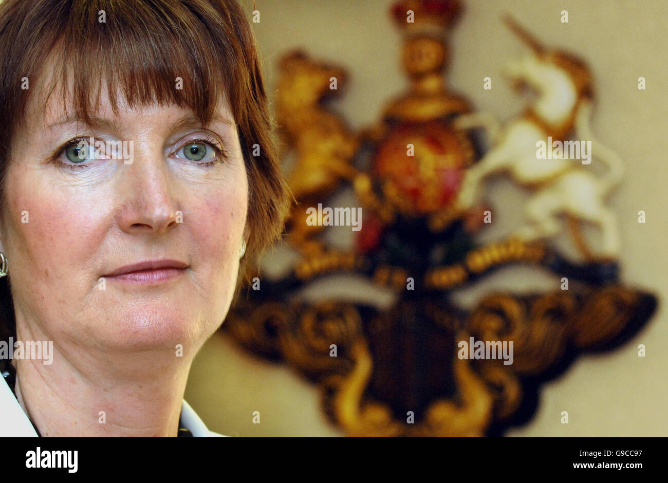 Verfassungsministerin RT Hon Harriet Harman QC MP steht im West London Coroner's Court, nachdem sie Reformen des Coroners-Rechtssystems angekündigt hatte. Stockfoto