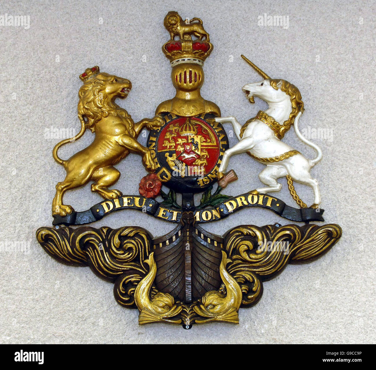 Das Wappen der Coroners im Westen Londons Coroner's Court in London. Der Minister für konstitutionelle Angelegenheiten, RT Hon, Harriet Harman, QC MP, kündigte heute Reformen des Rechtssystems der Koronare an. Stockfoto