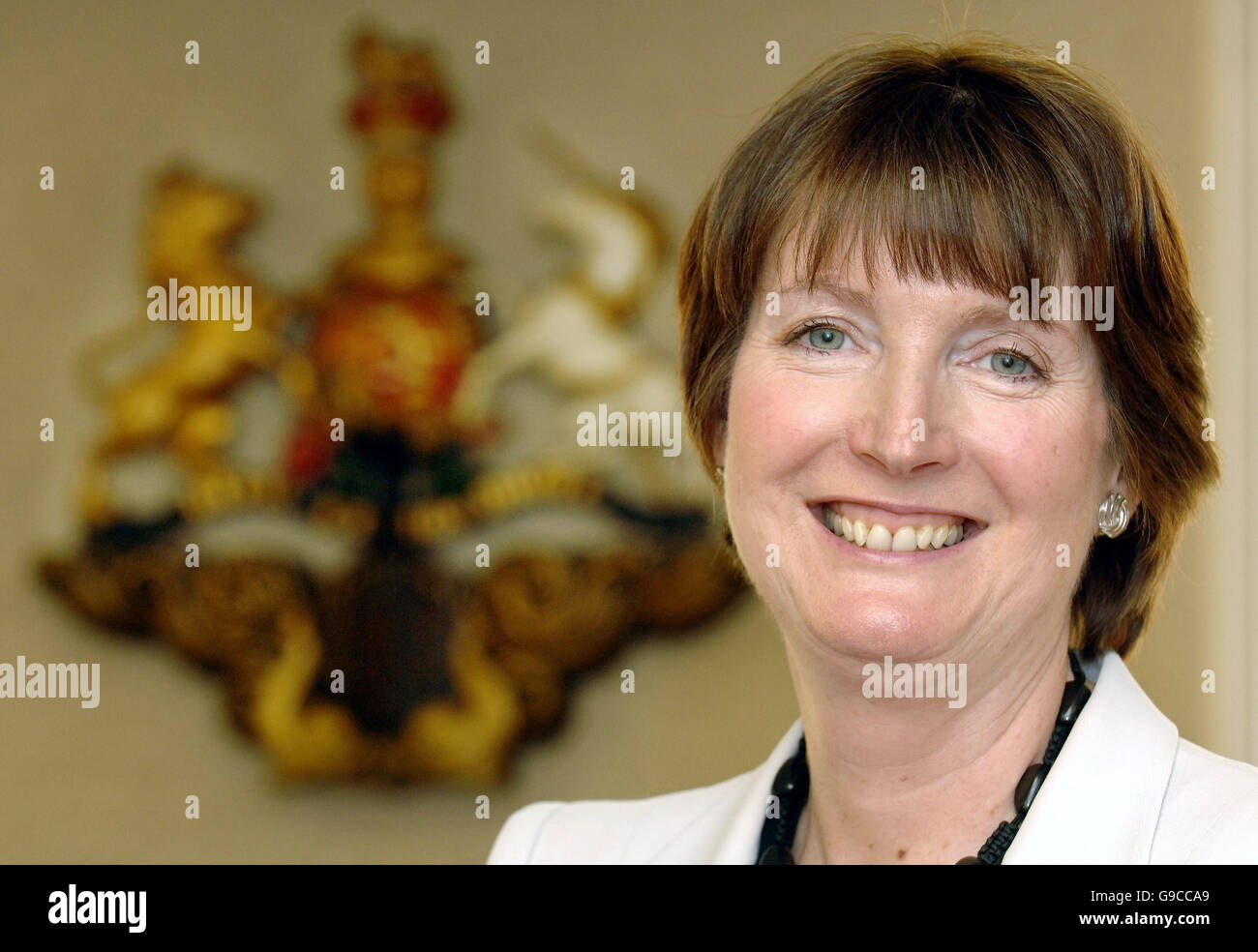 Verfassungsministerin RT Hon Harriet Harman QC MP steht im West London Coroner's Court, nachdem sie Reformen des Coroners Rechtssystems angekündigt hatte. Stockfoto