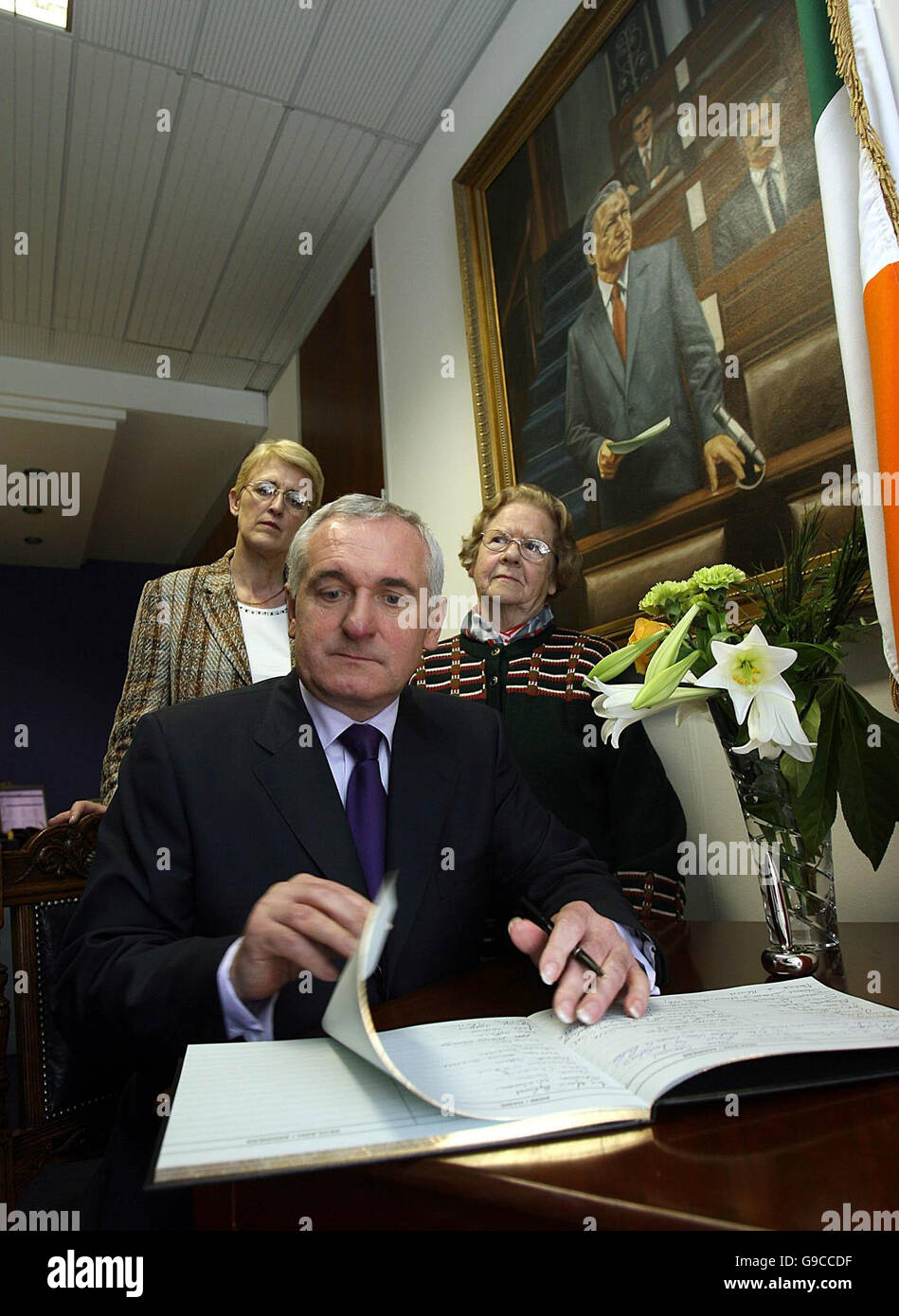 Taoiseach Bertie Ahern sah von Mitgliedern des öffentlichen Zeichens ist ein Buch von Kondolenzschreiben für ehemaligen Taoiseach Charles Haughey an Fianna Fail-Parteizentrale in Dublin. Stockfoto