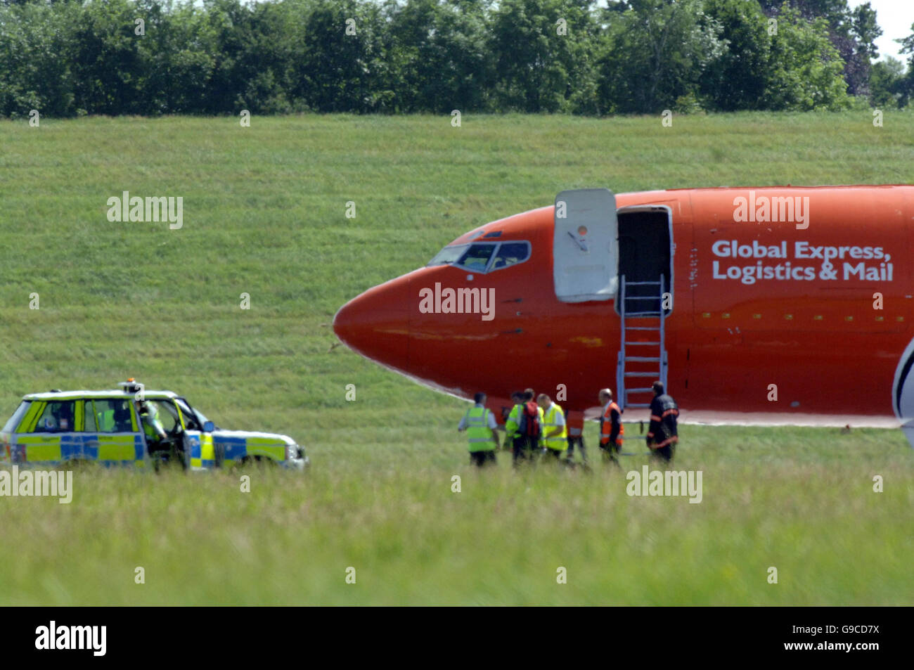 WEITERVERBREITUNG, nicht benötigtes Material zu löschen. Ein TNT-Frachtflugzeug liegt auf der Landebahn am Flughafen Birmingham beschädigt. Stockfoto