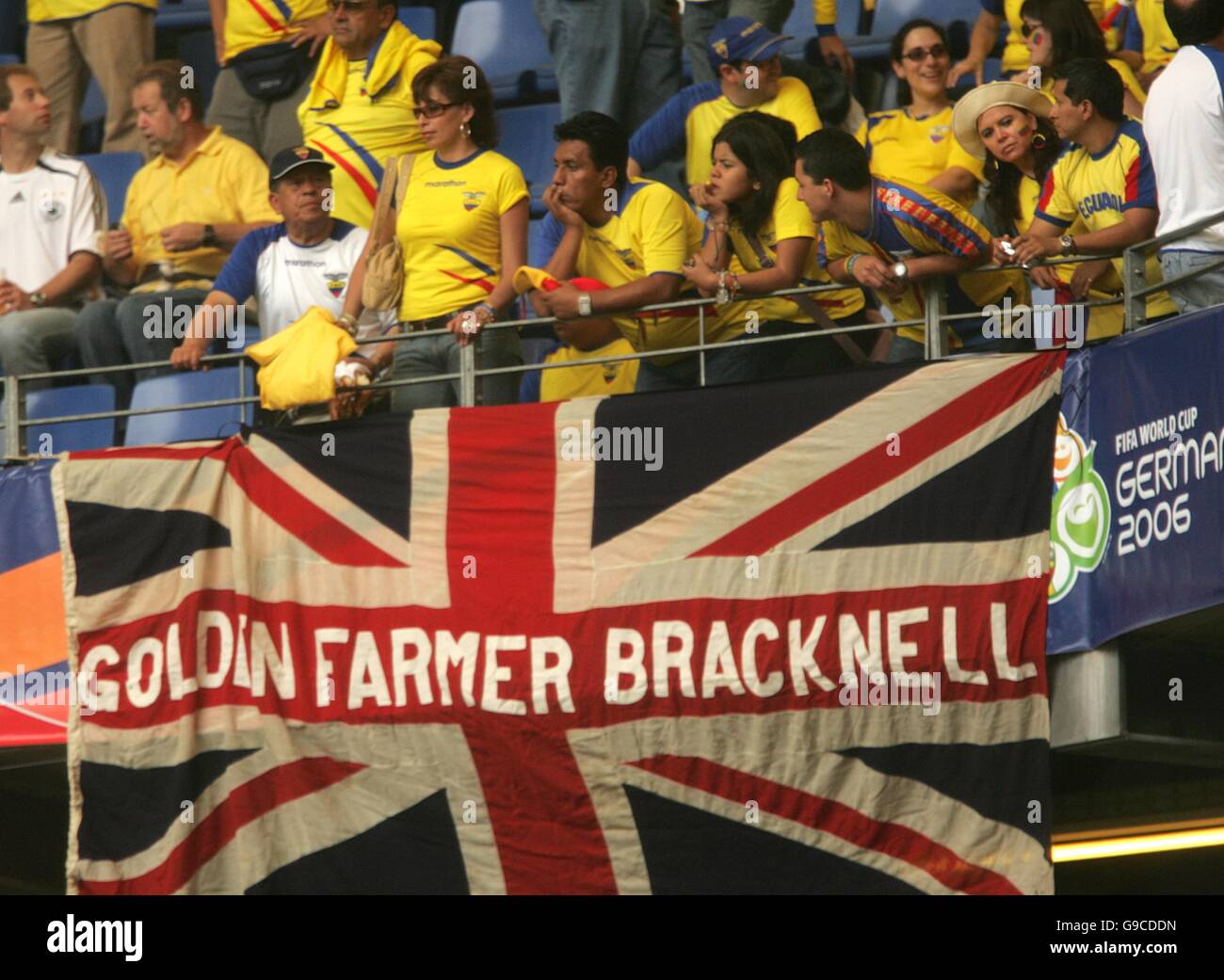 Fußball - FIFA Fußball-Weltmeisterschaft 2006 Deutschland - Gruppe A - Ecuador - Costa Rica - AOL Arena. Ecuador Fans in der Menge mit einer Flagge aus Bracknell, England Stockfoto