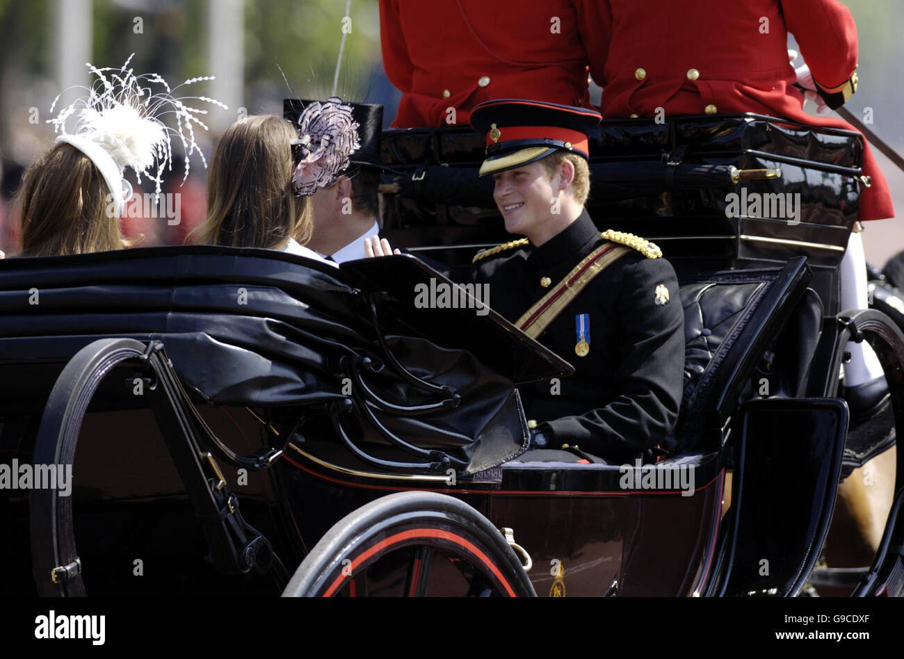 Prinz Harry sitzt in der Kutsche mit dem Herzog von York und seine Töchter, Prinzessin Eugenie und Beatrice, beim Verlassen der Buckingham Palace, London, um den jährlichen Trooping die Farbe Zeremonie als Großbritanniens Königin Elizabeth II ihrer offiziellen 80. Geburtstag feiert zu sehen. PRESS ASSOCIATION Foto, Foto Datum: Samstag, 17. Juni 2006. Mehr als 1.100 Soldaten nehmen Teil in die bunte jährliche Anzeige von Pomp und Prunk. Vgl. PA Geschichte ROYAL Queen. Bildnachweis sollte lauten: Andrew Stuart /PA. Stockfoto