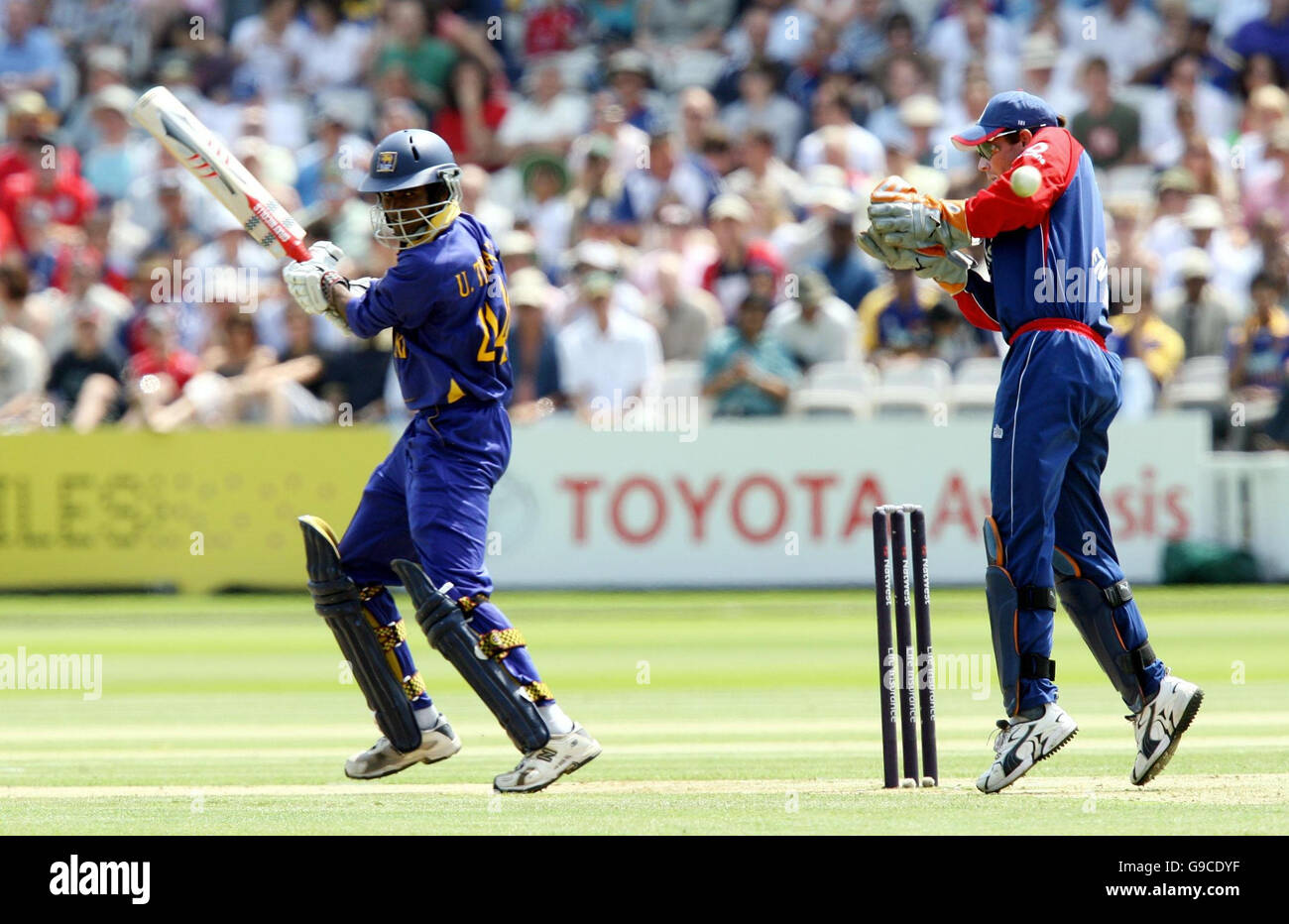 Upul Tharanga von Sri Lanks schneidet während des One-Day International-Spiels der NatWest Series gegen England in Lord's, London, eine Lieferung ab. Stockfoto