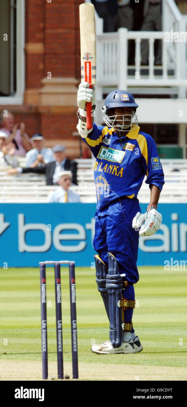 Sri Lankas Upul Tharanga feiert sein halbes Jahrhundert während des NatWest Series One-Day International Matches gegen England in Lord's, London. Stockfoto