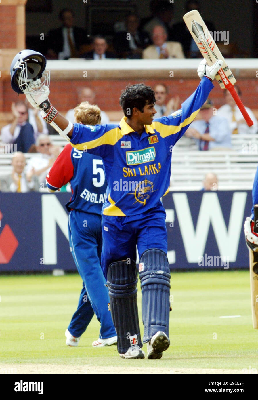Sri Lankas Upul Tharanga feiert sein Jahrhundert während des NatWest Series One-Day International Match gegen England in Lord's, London. Stockfoto
