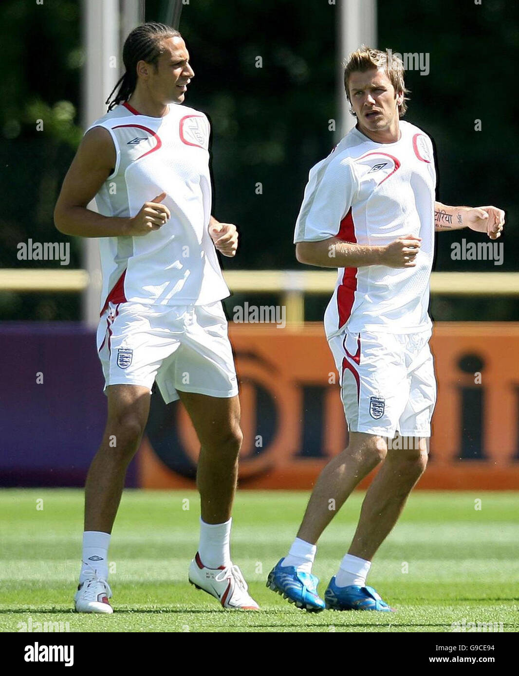 Englands Rio Ferdinand (links) und David Beckham während einer Trainingseinheit im Mittelbergstadion, Buhlertal, Deutschland. Stockfoto