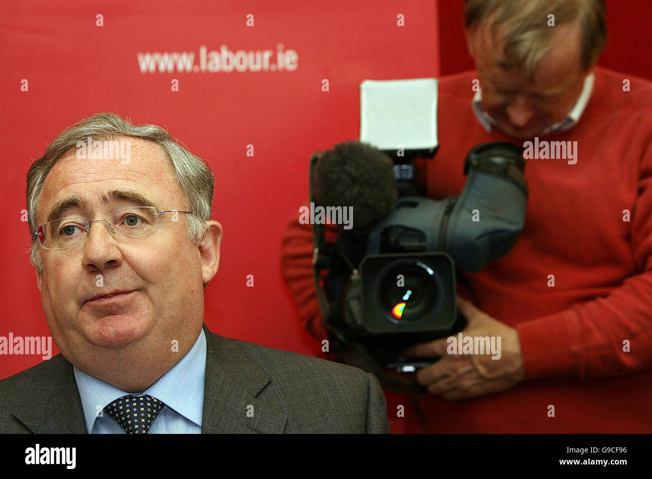 Labour-Chef Pat Rabbitte spricht auf einer Pressekonferenz von Labour, starten ihre bessere Polizeiarbeit für ein sicherer Gemeinschaftsprogramm genannt. Stockfoto