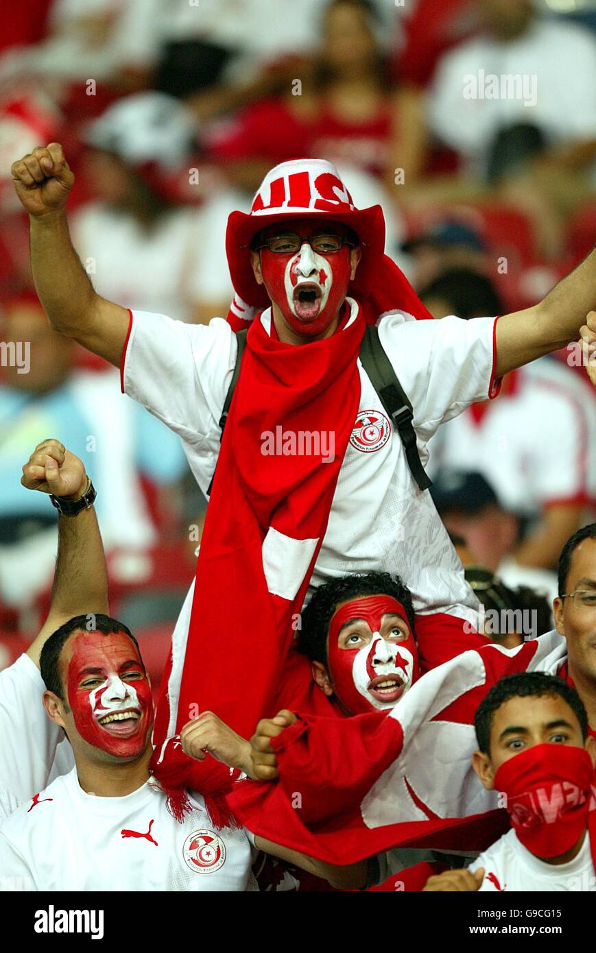 Fußball - FIFA Fußball-Weltmeisterschaft 2006 Deutschland - Gruppe H - Spanien gegen Tunesien - Gottlieb-Daimler-Stadion. Tunesische Fans zeigen Unterstützung für ihre Seite Stockfoto