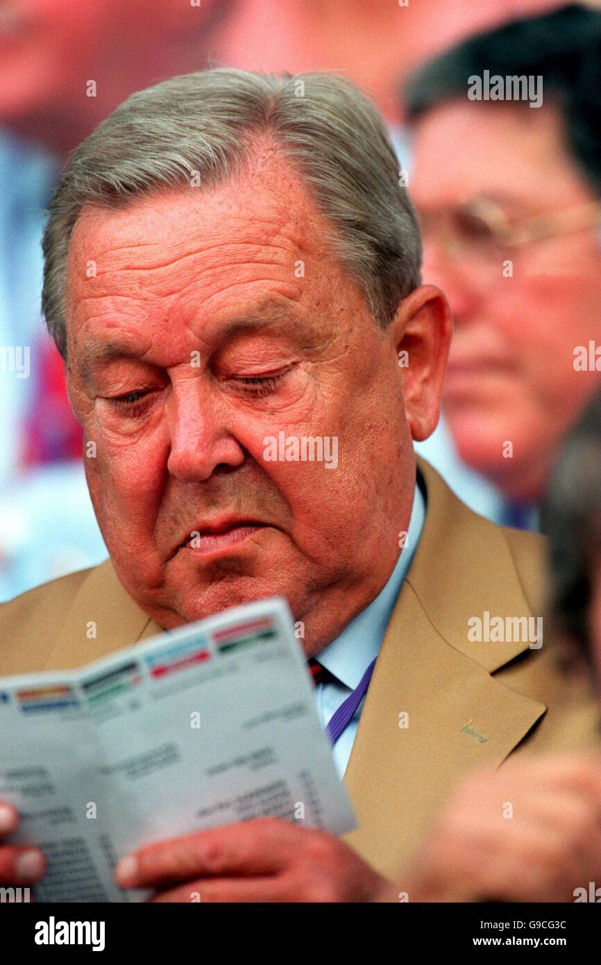 UEFA-Präsident Lennart Johansson liest das Teamblatt vor Das heutige Spiel Stockfoto