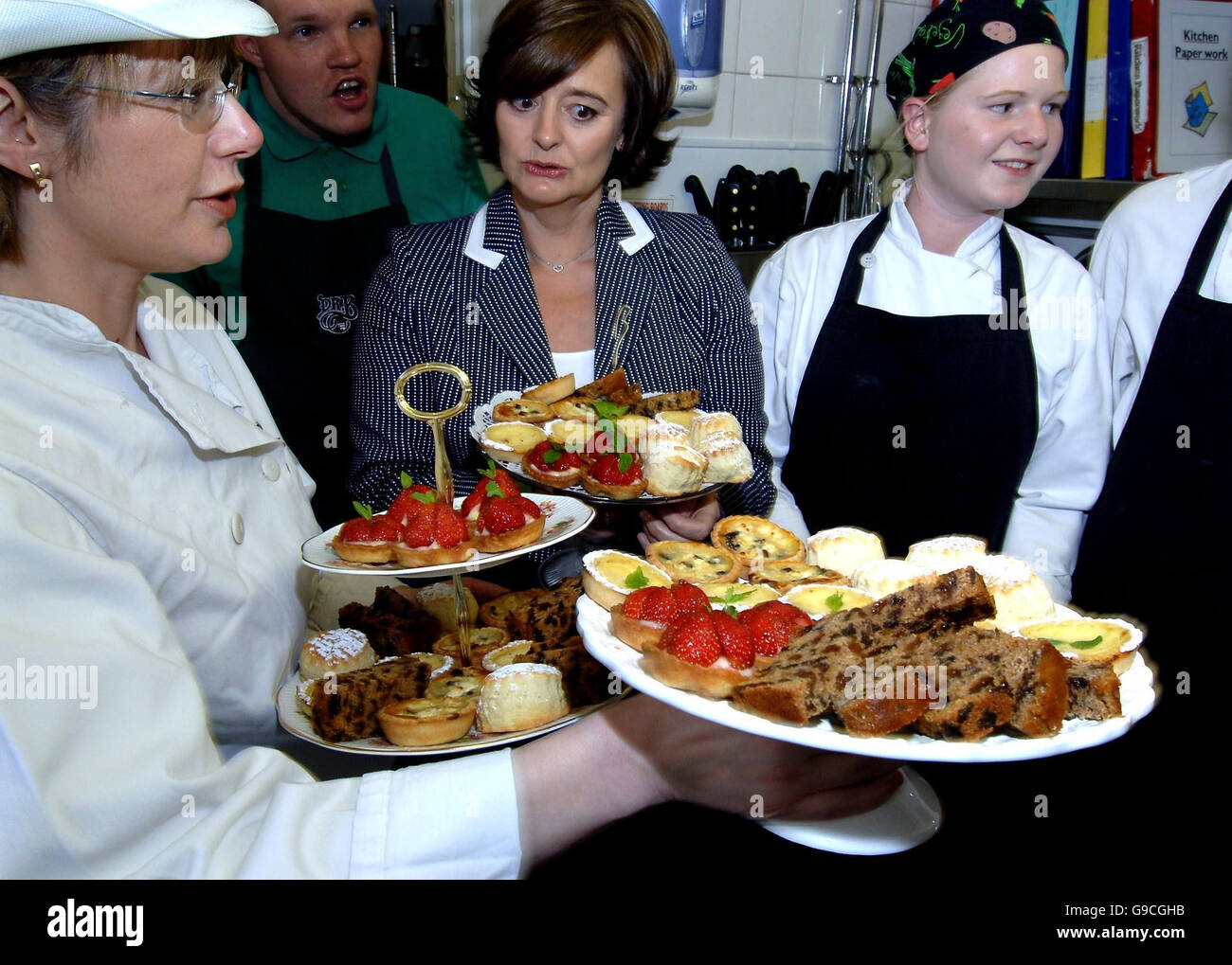 Cherie Blair, Ehefrau von Premierminister Tony Blair und Präsident der Barnardos Nächstenliebe, schmeckt Kuchen während ihres Besuchs in Dr Bs Restaurant und Café in Harrogate, Mittwoch, 21. Juni 2006. Sie ist Präsidentin der Barnardos Nächstenliebe. Bildnachweis sollte lauten: John Giles/PA Stockfoto