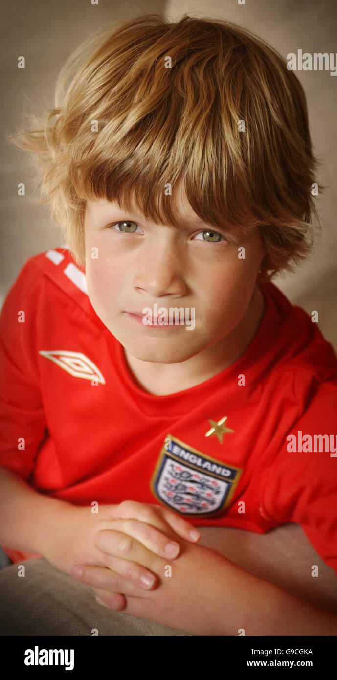 Der siebenjährige Hugo Clapshaw, der von einem Rassisten angegriffen wurde, weil er ein England-Fußballtop trug, possiert in seinem Haus in Edinburgh für ein Foto. Stockfoto