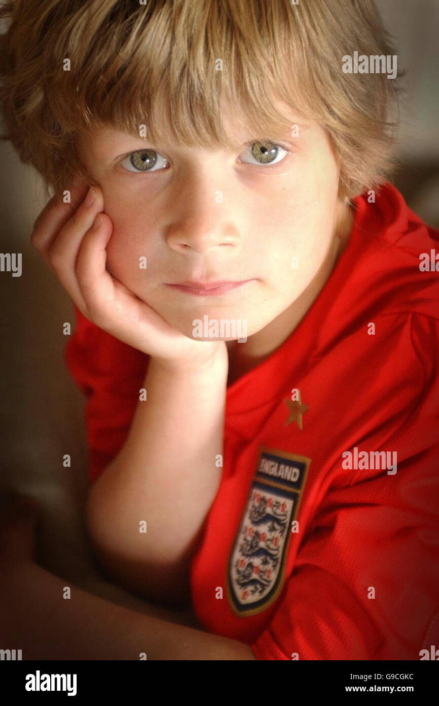 Der siebenjährige Hugo Clapshaw wurde von einem Rassisten angegriffen, weil er ein England-Fußballtrikot trug. Stockfoto