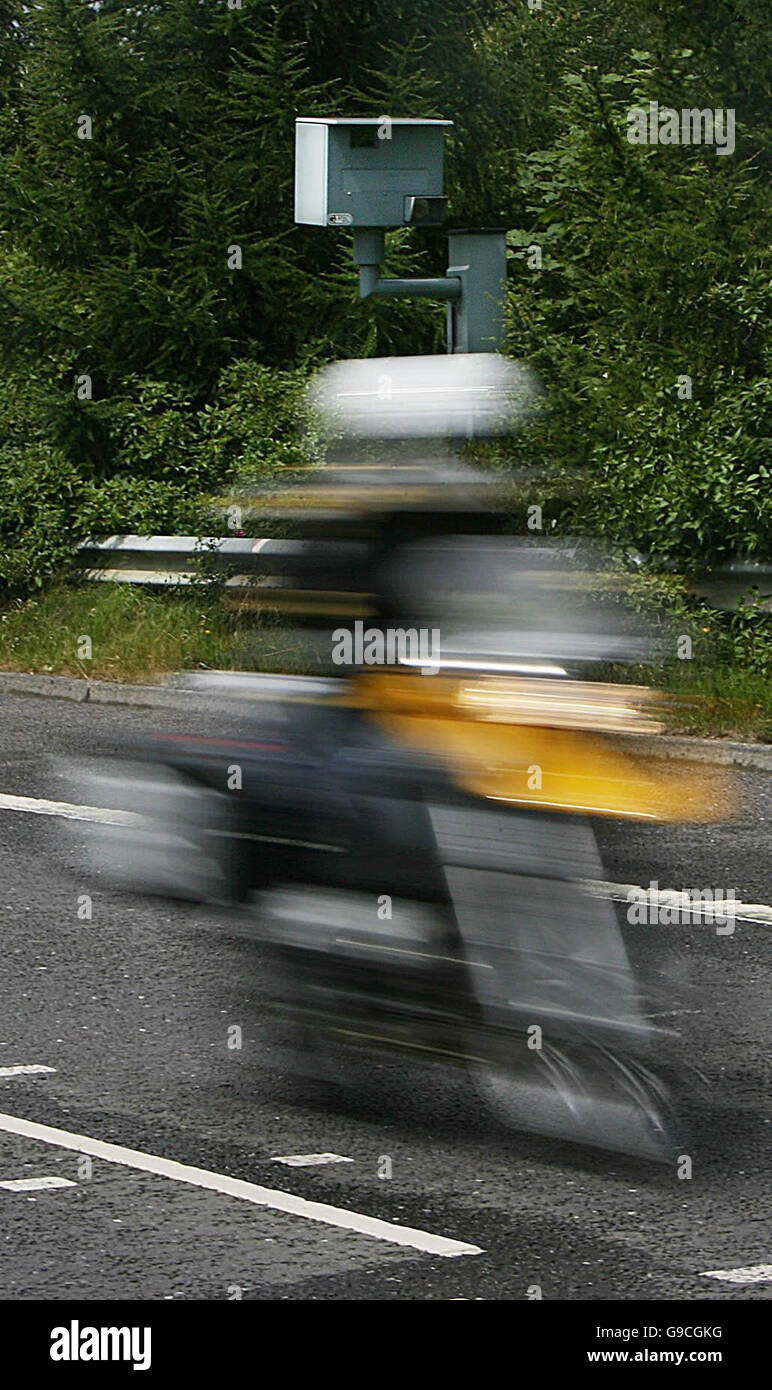 Eine feste Blitzer auf der N4 außerhalb von Dublin. PRESSEVERBAND Foto. Bild Datum: Mittwoch, 21. Juni 2006. Eine Regierungskommission hat berichtet, dass fast die Hälfte aller Feste Kamera Fotos zu beschleunigen Usless. Vgl. PA Geschichte Politik Kameras. PRESSEVERBAND Foto. Bildnachweis sollte lauten: Niall Carson/PA Stockfoto