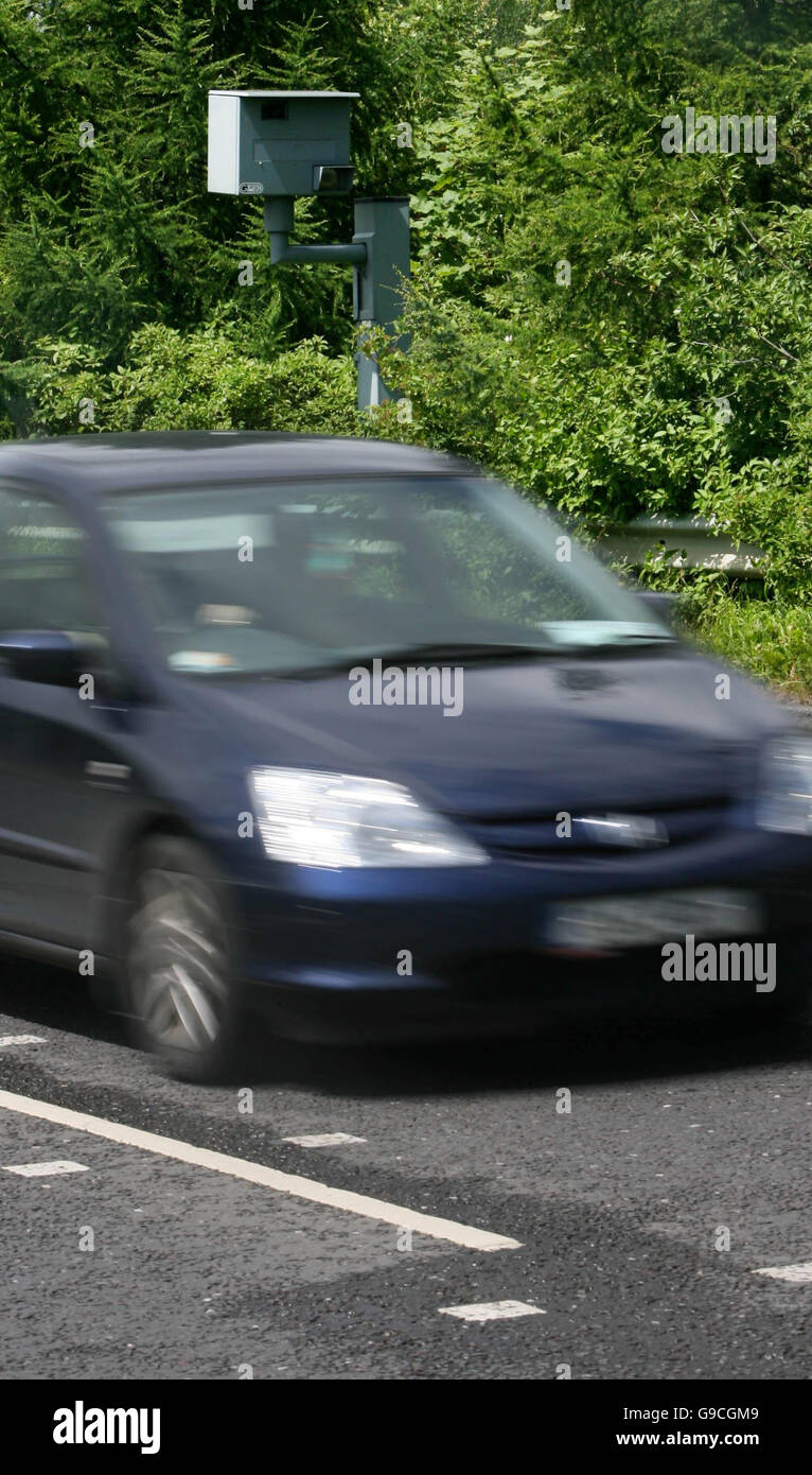 Eine feste Blitzer auf der N4 außerhalb von Dublin. PRESSEVERBAND Foto. Bild Datum: Mittwoch, 21. Juni 2006. Eine Regierungskommission hat berichtet, dass fast die Hälfte aller Feste Kamera Fotos zu beschleunigen Usless. Vgl. PA Geschichte Politik Kameras. PRESSEVERBAND Foto. Bildnachweis sollte lauten: Niall Carson/PA Stockfoto