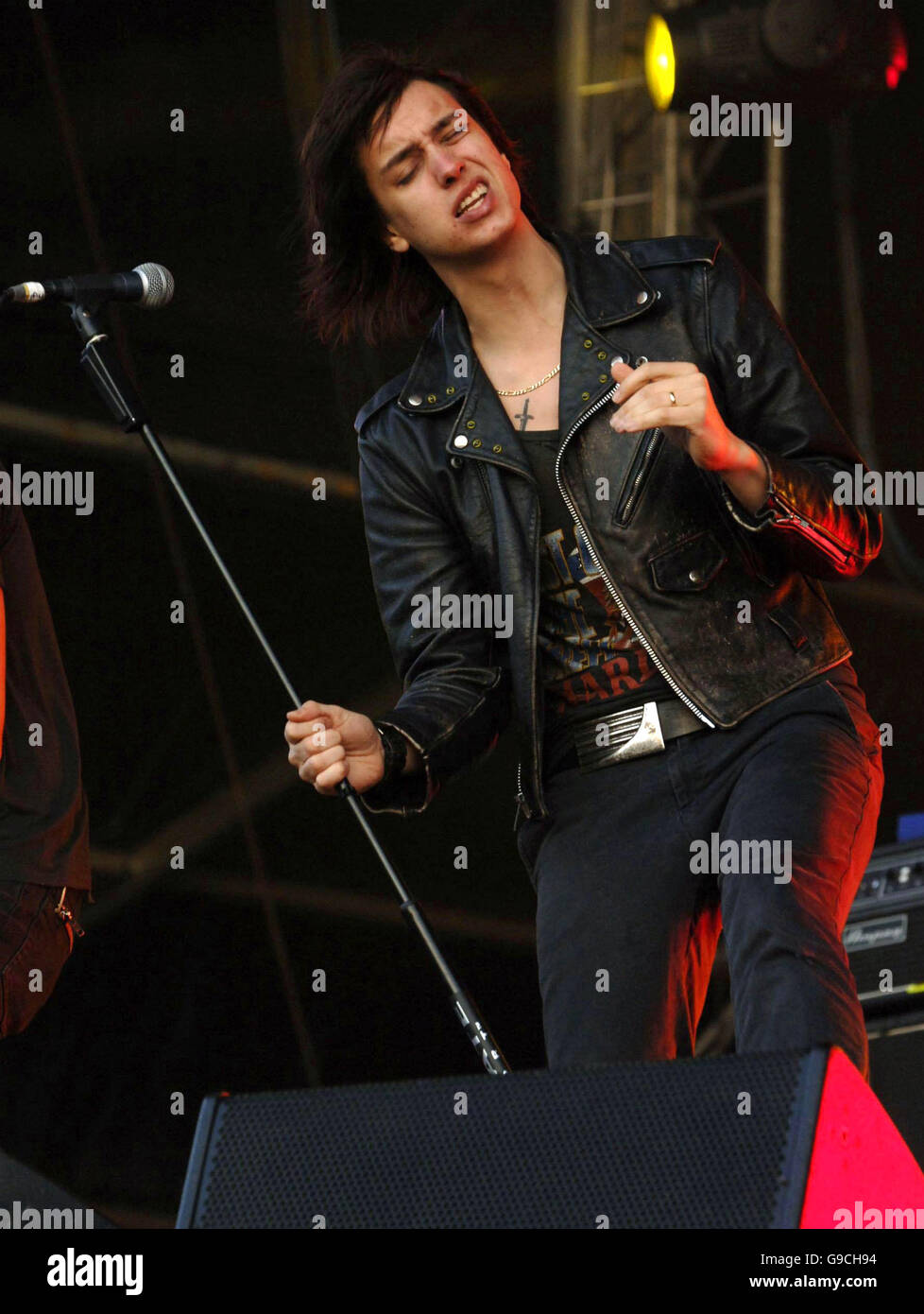 Julian Casablancas von der New Yorker Band The Strokes tritt auf der Bühne des O2 Wireless Festival 2006 im Hyde Park im Zentrum von London auf. Stockfoto