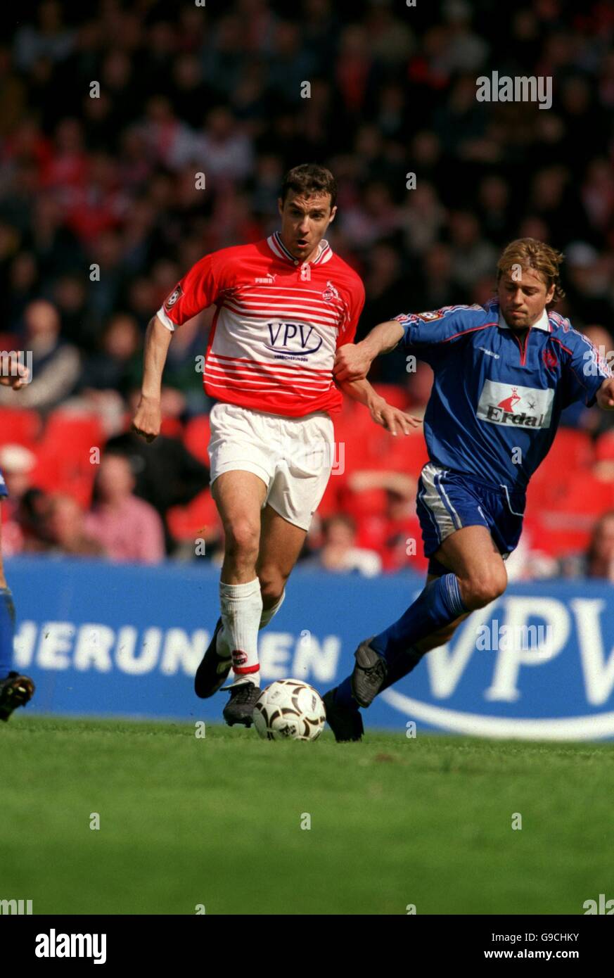 Deutscher Fußball - Bundesliga-Division zwei - FC Köln gegen Mainz 05. Christian  Springer (l) des FC Köln wird von Helgi Kolvidsson aus Mainz 05  zurückgezogen (r Stockfotografie - Alamy