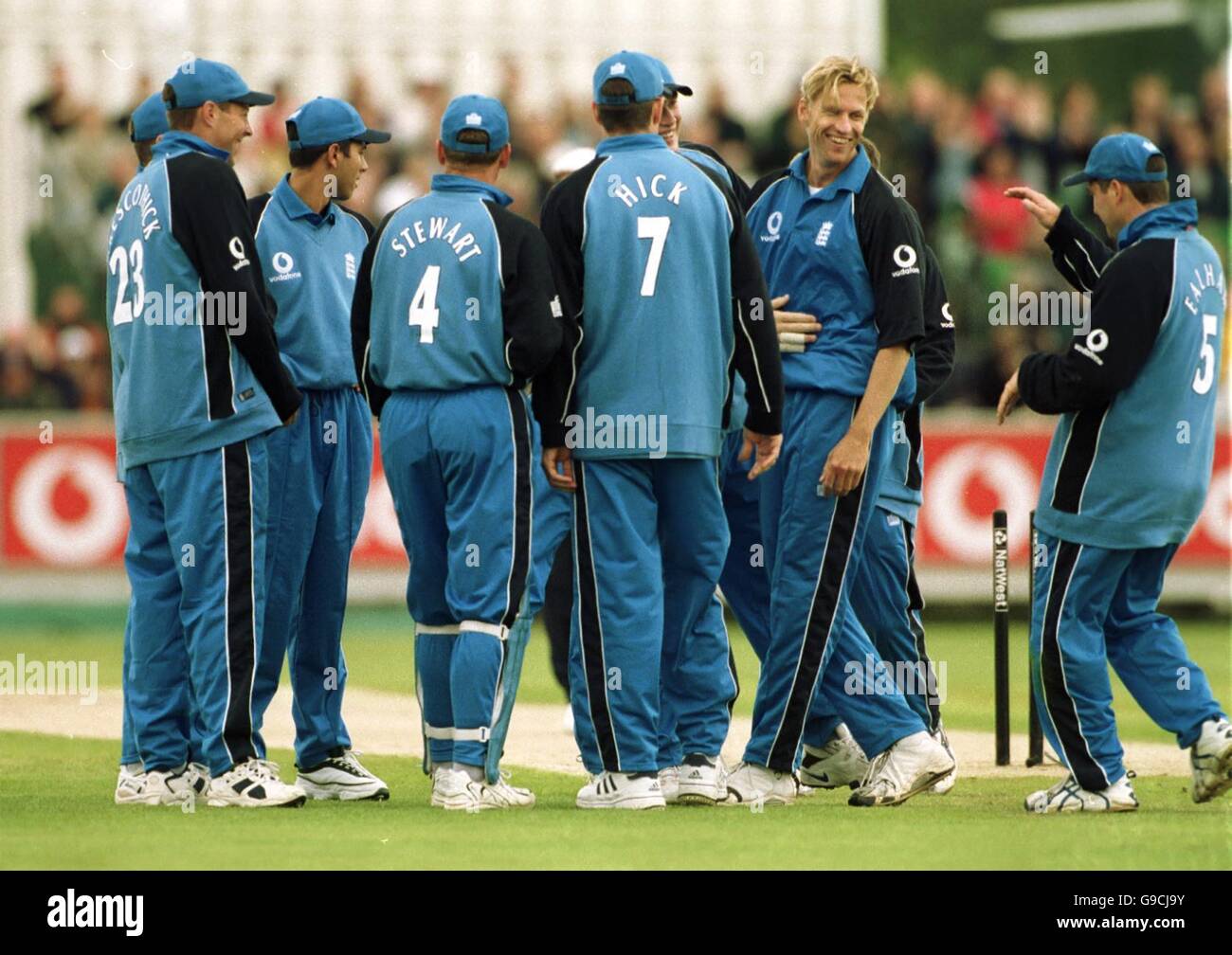 Cricket - NatWest Series Triangular Tournament - England gegen West Indies. Der englische Alan Mullally (zweite rechts) lächelt, nachdem er Jimmy Adams von West Indies entbrecht hat Stockfoto