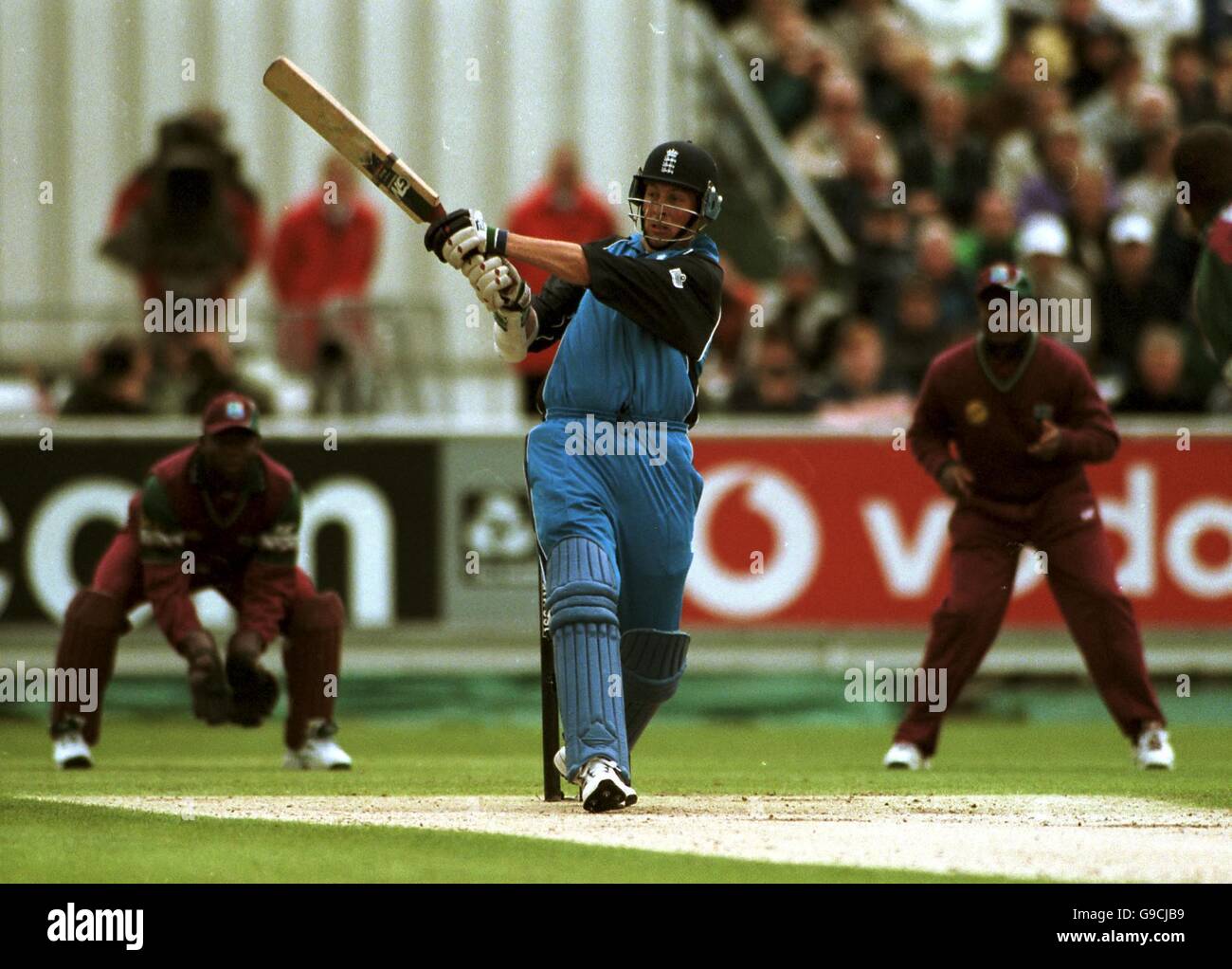 Cricket - NatWest Series Triangular Tournament - England gegen West Indies. Der englische Schlagmann Marcus Trescodick (c) trifft eine sechs Stockfoto