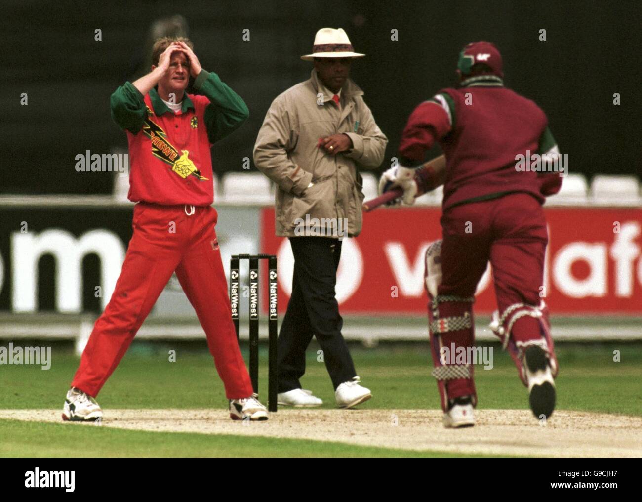 Zimbabwe Bowler Guy Whittall (l) steckt seinen Kopf in seinem Hände als West Indies Batsmen Brian Lara und Sherwin Campbell Zeigen Sie eine 192-Lauf-Partnerschaft an Stockfoto