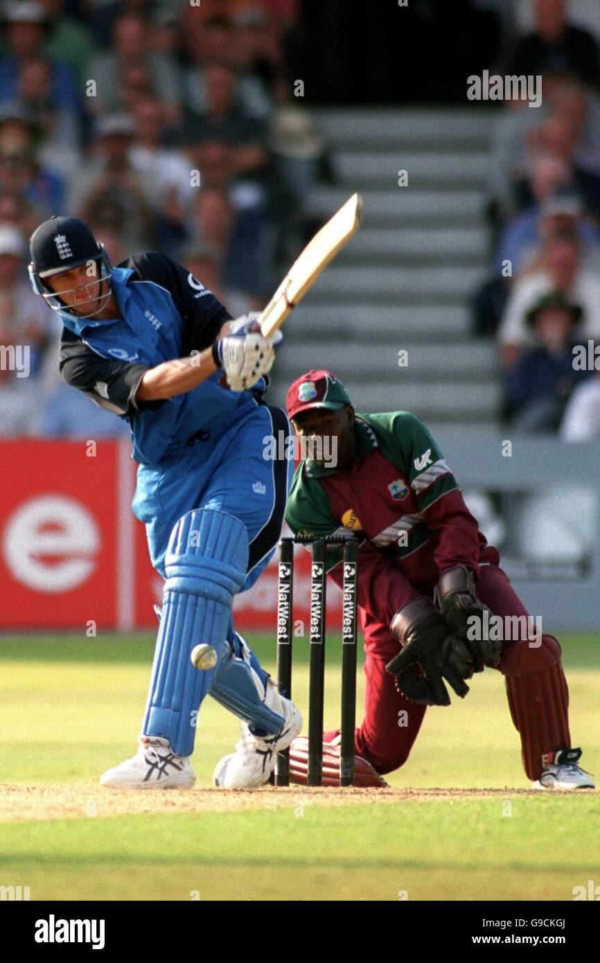 Cricket - NatWest Series Triangular Tournament - England gegen West Indies. Der englische Alan Mullally (l) wird von Chris Gayle von West Indies gefangen gehalten Stockfoto