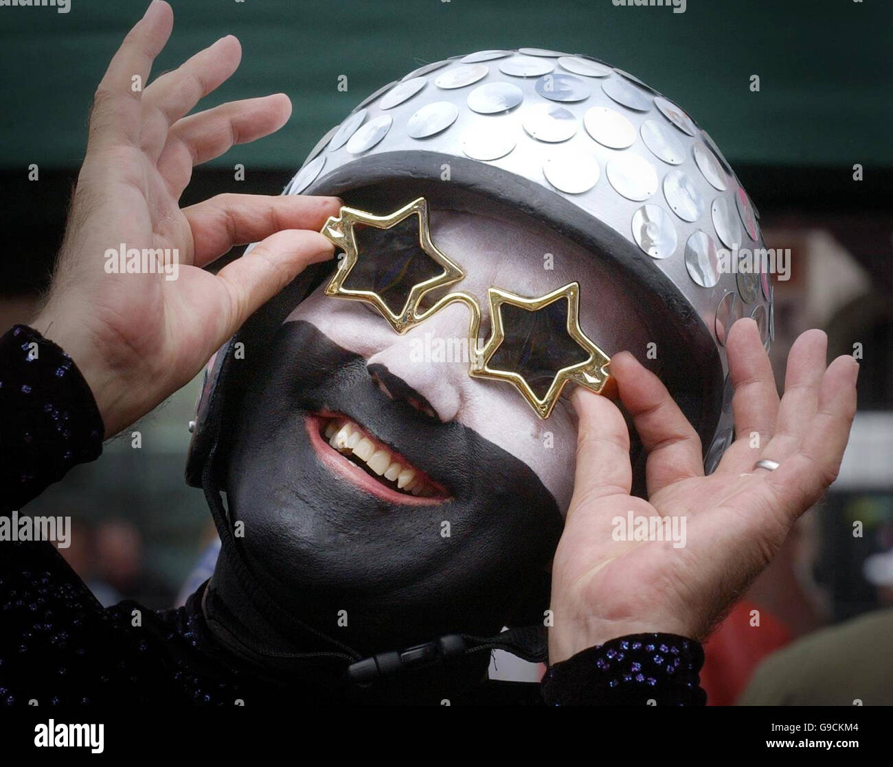 Ein Befürworter schwuler Rechte genießt den Pride Scotia Glasgow march für schwule Rechte, der sich vom Blythswood Square in der Stadt zum George Square macht. Stockfoto