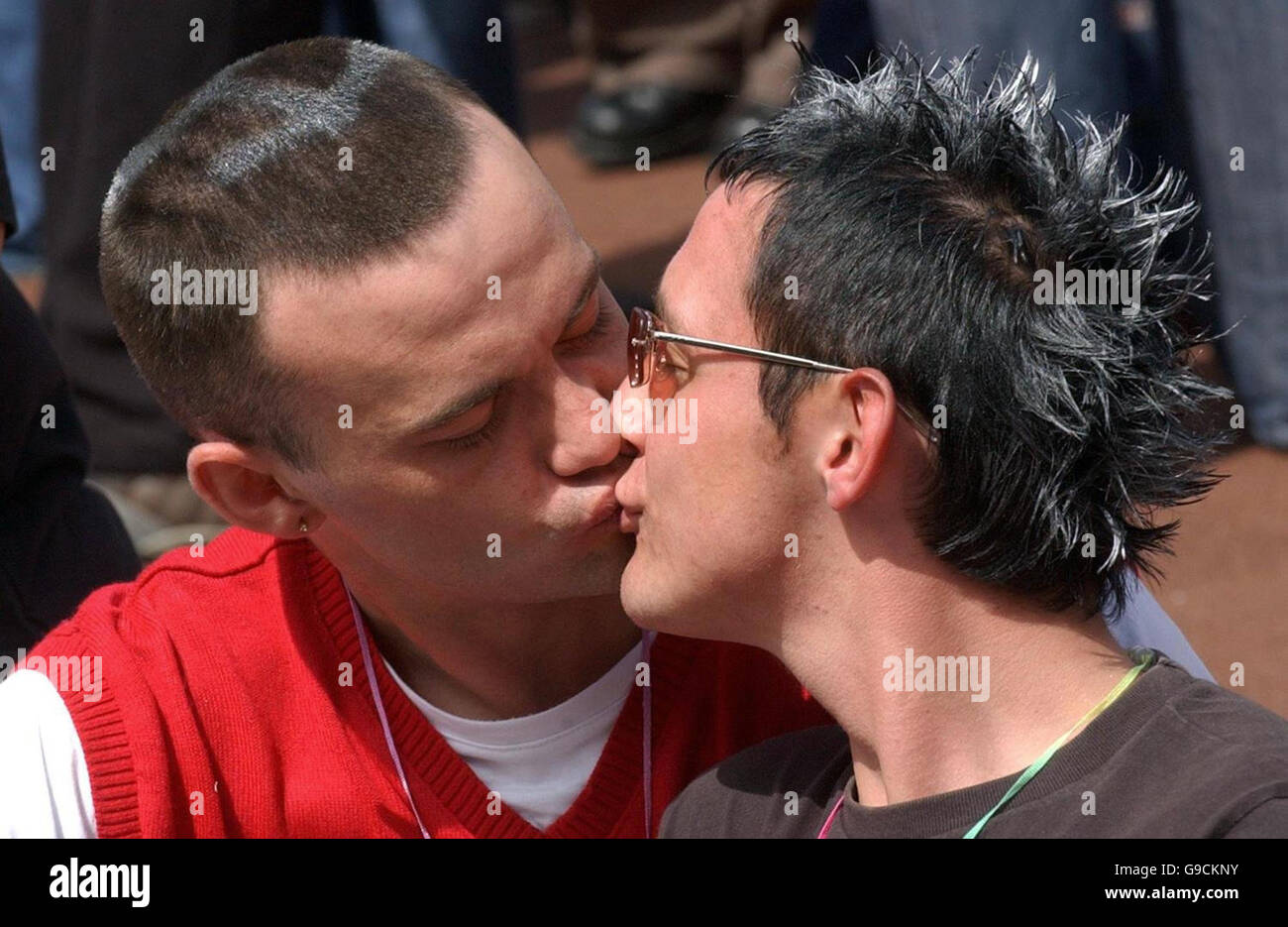 James Boyle und Allan Brown entspannen sich am George Square in Glasgow, nachdem sie am Pride Scotia-marsch zur Unterstützung der Rechte der Homosexuellen teilgenommen haben. Stockfoto