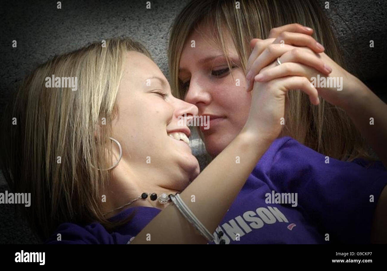 Zwei junge Frauen entspannen sich am George Square in Glasgow, nachdem sie am Pride Scotia marsch zur Unterstützung der Rechte der Homosexuellen teilgenommen haben. Stockfoto