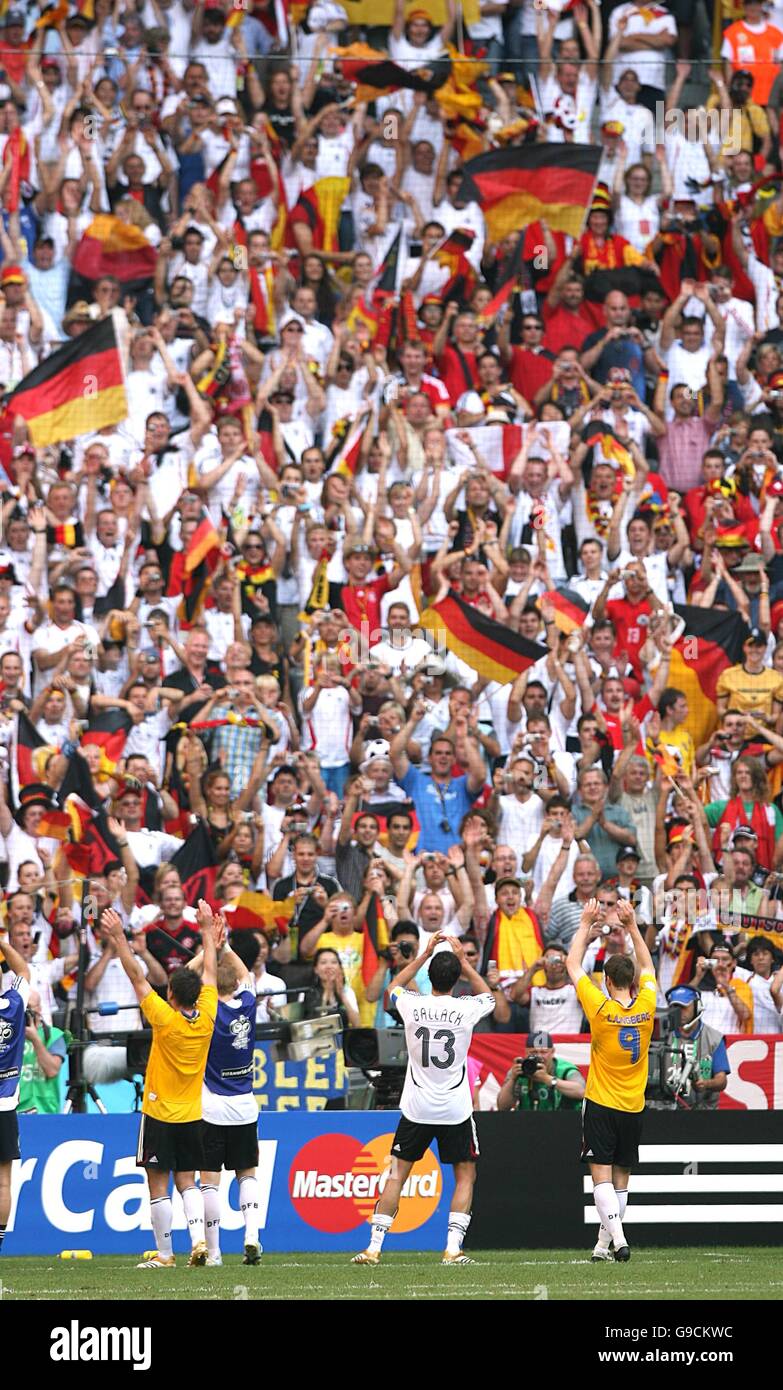 Fußball - FIFA Fußball-Weltmeisterschaft 2006 Deutschland - zweite Runde - Deutschland gegen Schweden - Allianz Arena. Die deutschen Spieler feiern vor ihren Fans am Ende des Spiels. Stockfoto