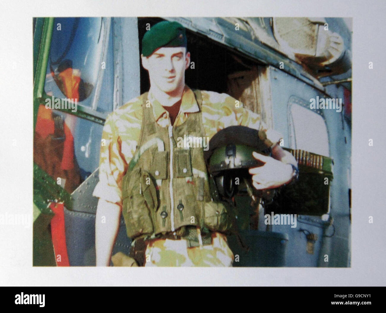 Foto von Royal Marine Paul Collins, der mit vier anderen bei einem militärischen Hubschrauberabsturz im Irak starb, wie es heute auf seinem Dienstbefehl bei seiner Beerdigung im Commando Training Center, Lympstone, Devon, zu sehen ist. Stockfoto
