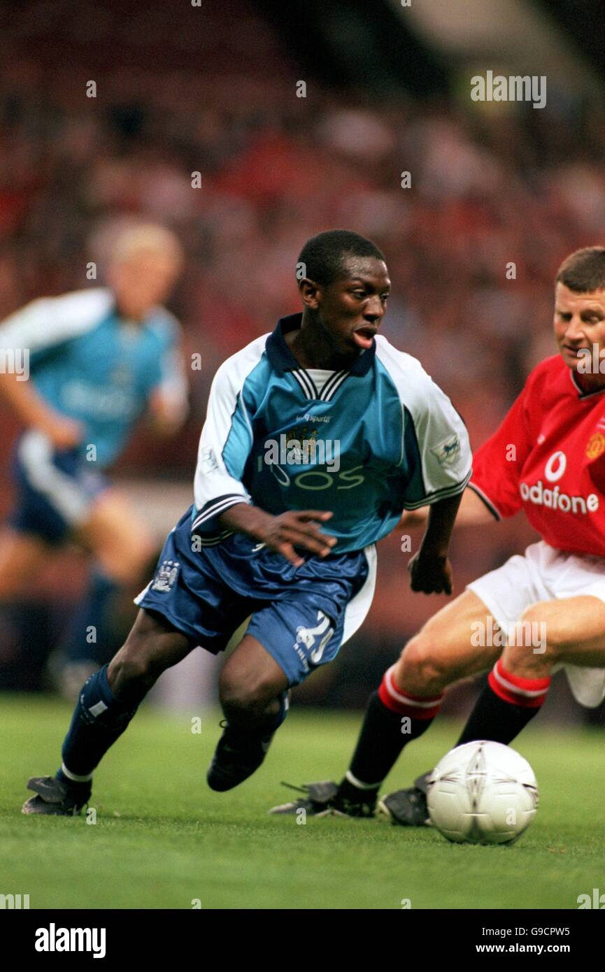 English Soccer - Denis Irwin Testimonial - Manchester United / Manchester City. Shaun Wright-Phillips (l) von Manchester City wendet sich von Denis Irwin von Manchester United ab (r) Stockfoto