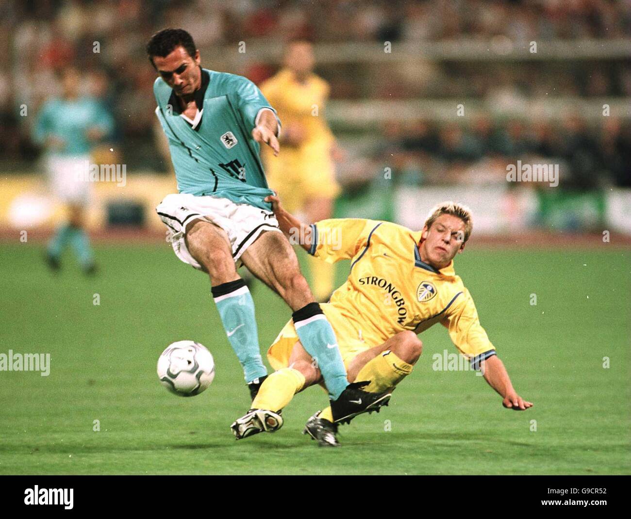 Fußball - UEFA Champions League - Dritte Qualifikationsrunde zweite Etappe - TSV München 1860 V Leeds United. Alan Smith von Leeds United (r) hat sein Hemd vom TSV Munich 1860 Martin Strangl gezogen (l) Stockfoto