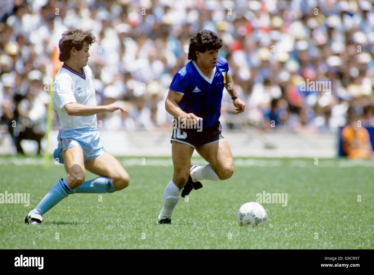 (L-R) Englands Steve Hodge zieht ein, um sich gegen Argentiniens Diego Maradona zu stellen Stockfoto