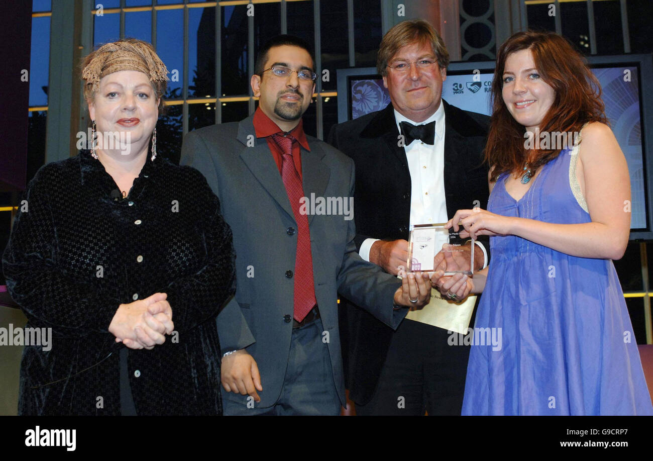 Leila Butterick, rechts, und Hamza Viyana von BBC Radio Five Live, sammeln die Radionachrichten Award von Ed Stourton von Channel 4 News, begleitet von Komödiantin und Zeremonie Moderator Jo Brand, bei der Kommission für Racial Equality Race In The Media Awards 2006 am Londoner Royal Opera House Stockfoto