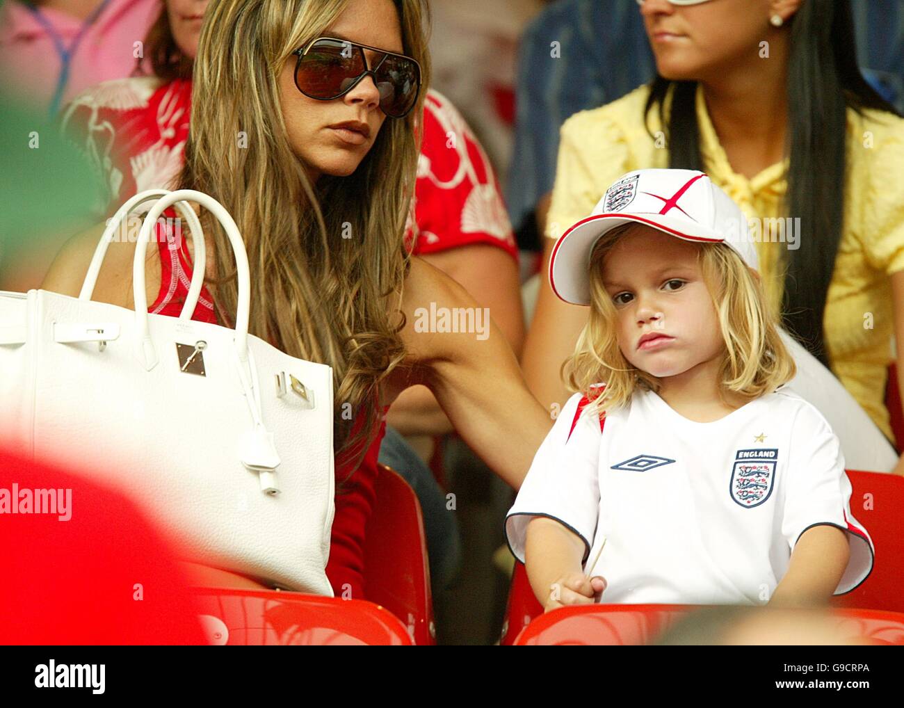 Fußball - FIFA Fußball-Weltmeisterschaft 2006 Deutschland - Gruppe B - England gegen Trinidad und Tobago - Franken-Stadion. Victoria Beckham mit Sohn Romeo Stockfoto