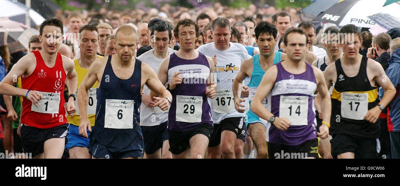 Läufer starten The Men Gesundheitsforum Schottland 10K laufen in Bellahouston Park, Glasgow. Stockfoto
