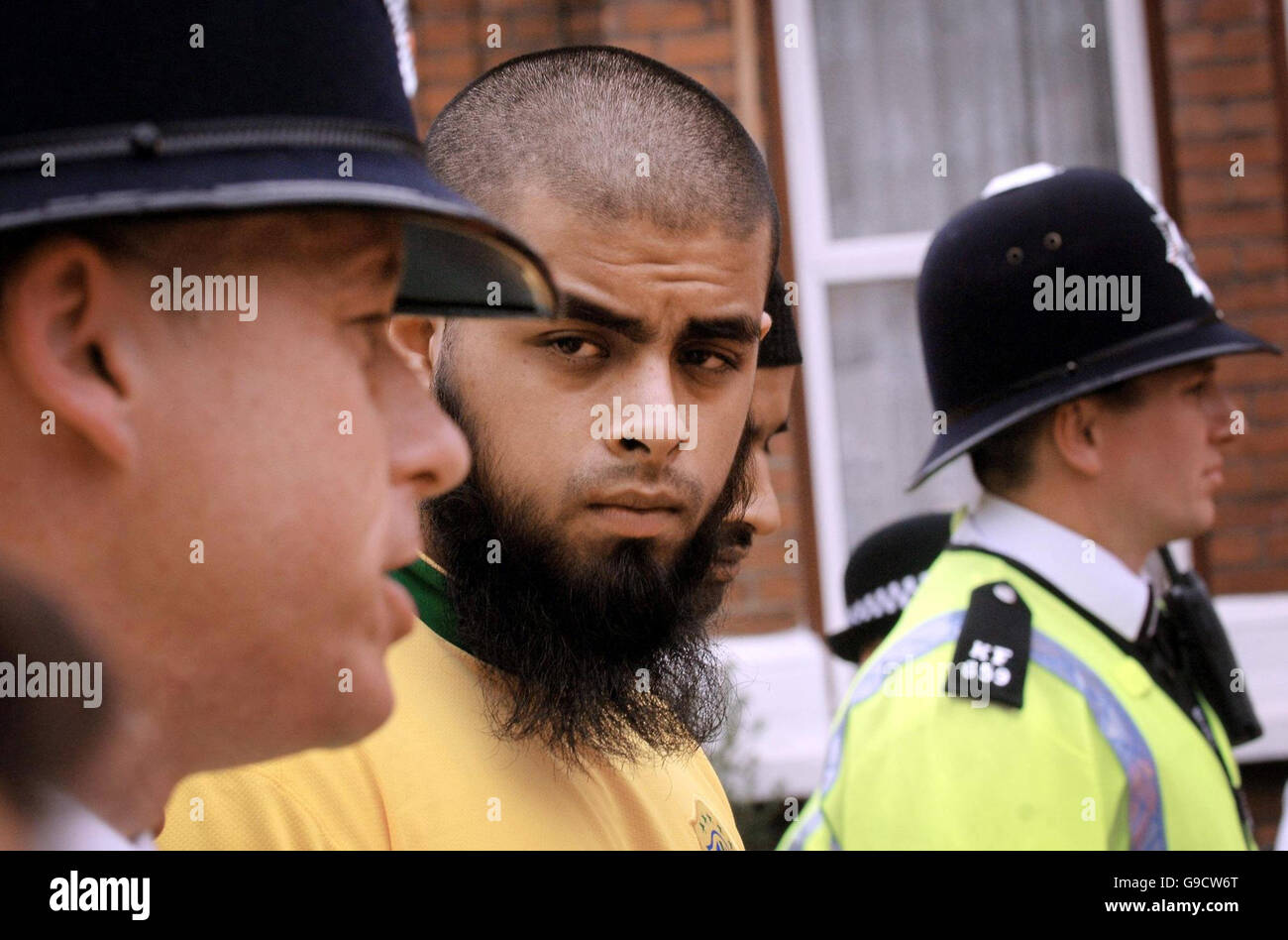 Abul Koyair dessen Haus vor zwei Wochen von der Polizei überfallen wurde besucht einen Marsch in Forest Gate, Ostlondon. Stockfoto