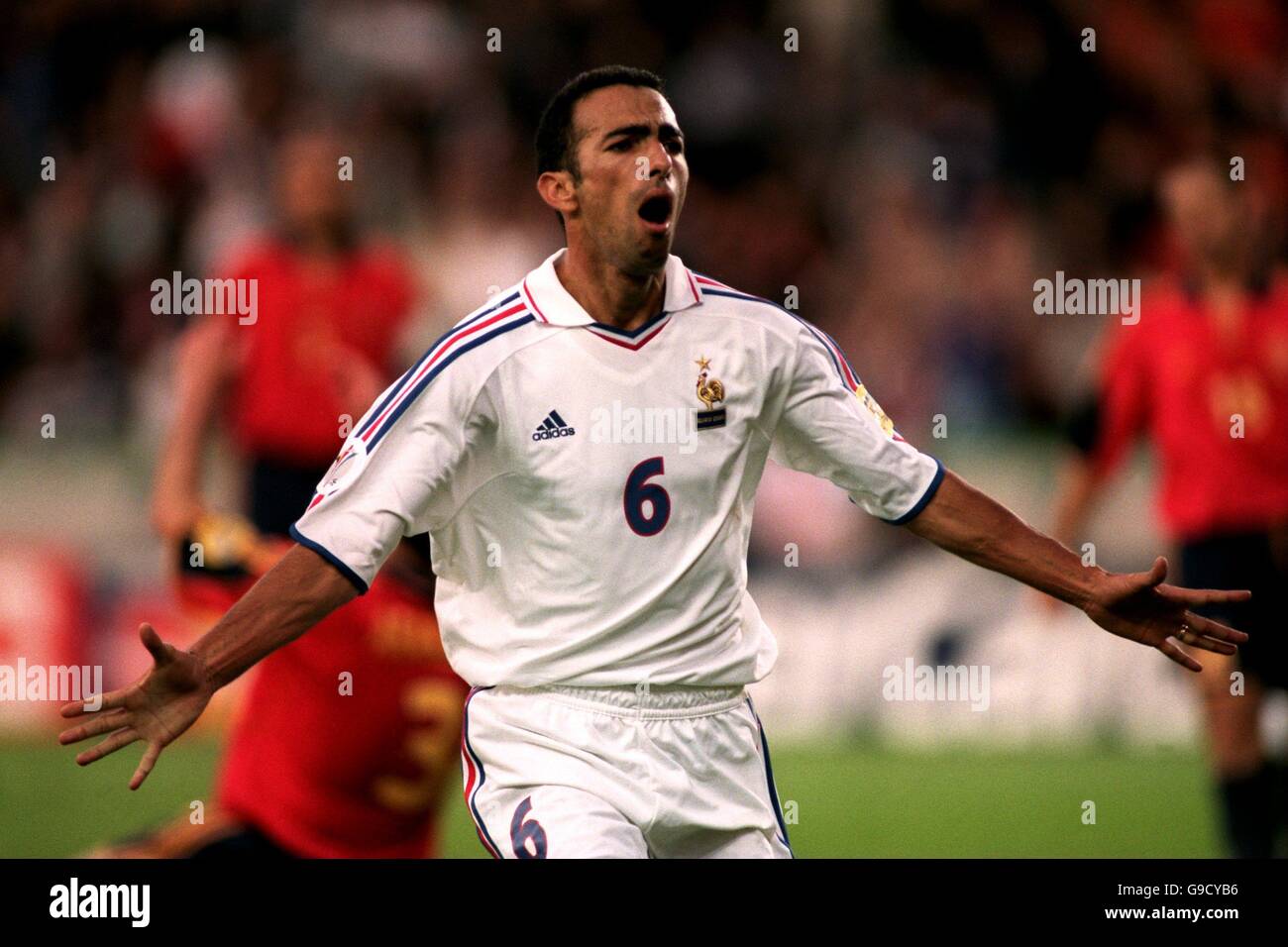 Fußball - Euro 2000 - Viertelfinale - Spanien gegen Frankreich. Der französische Youri Djorkaeff feiert das zweite Tor Stockfoto Fußball - Euro 2000 - Viertelfinale - Spanien gegen Frankreich. Der französische Youri Djorkaeff feiert das zweite Tor Stockfoto