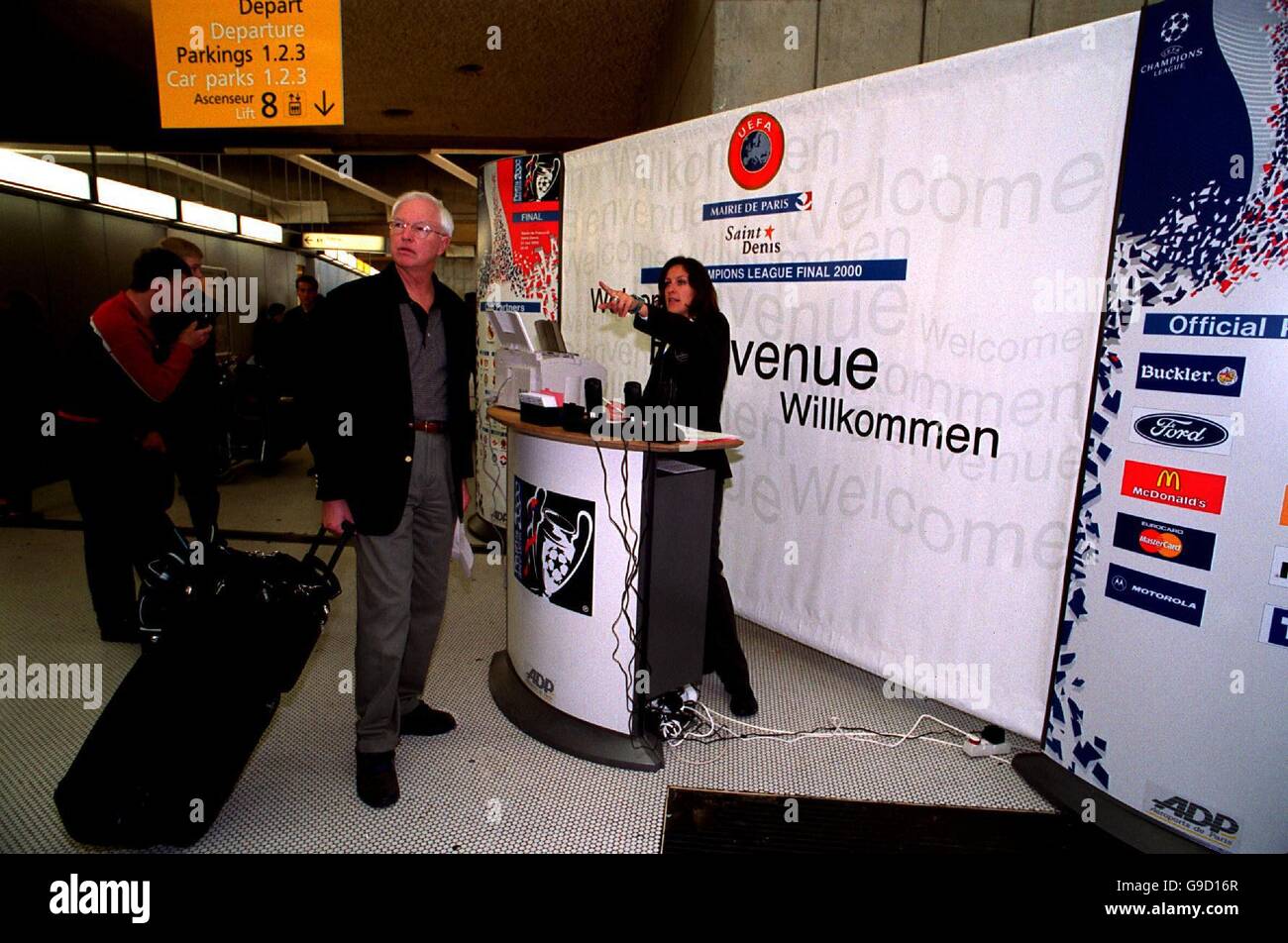 Fußball - UEFA Champions League - Finale - Real Madrid / Valencia. Offizieller Champions League-Willkommensschalter am Flughafen Charles de Gaulle, Paris Stockfoto