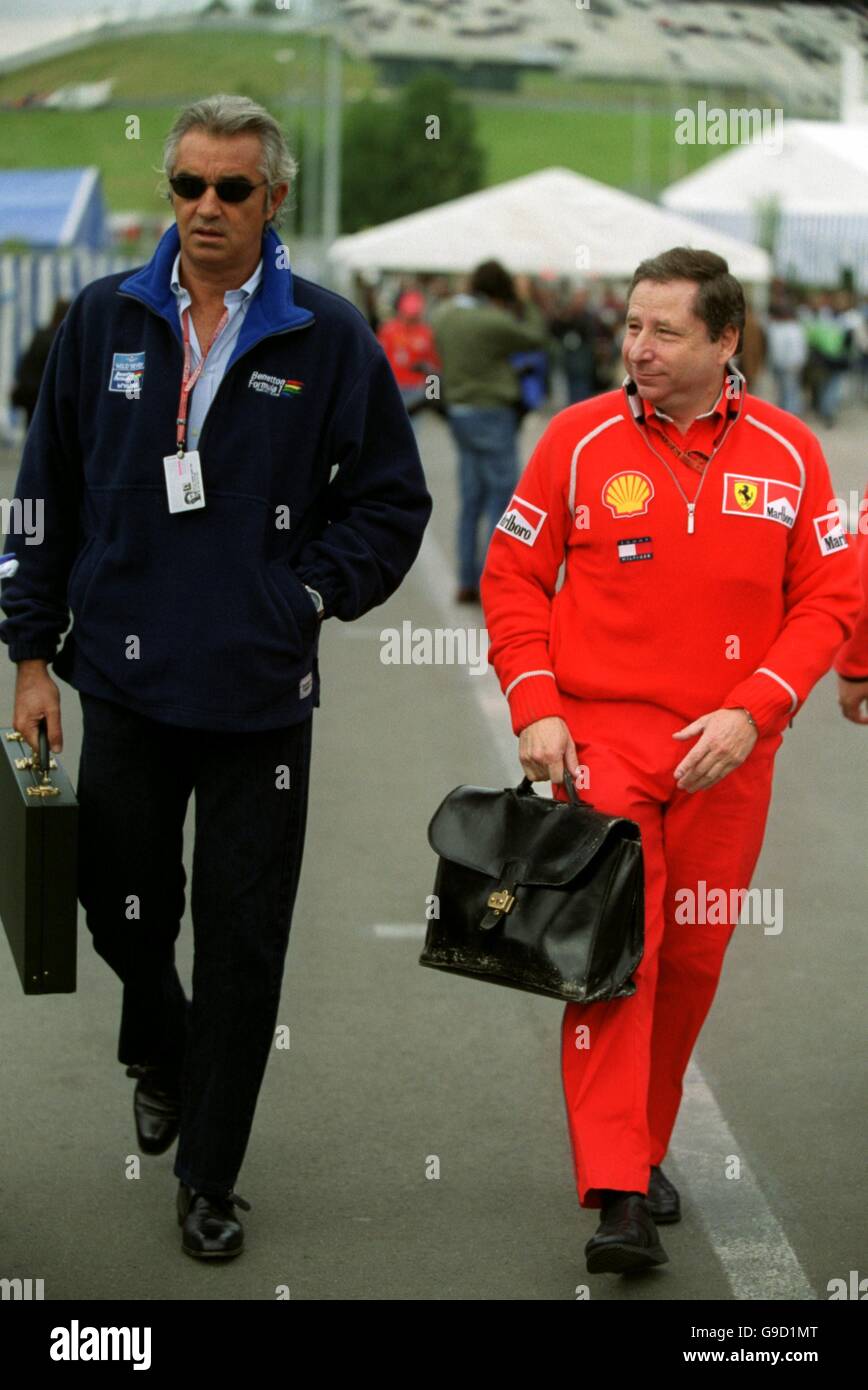 Formel 1 Motorsport - Großer Preis Von Österreich - Training. Benetton-Chef Flavio Briatore (l) geht mit Ferrari-Teamchef Jean Todt durch das Fahrerlager (r) Stockfoto