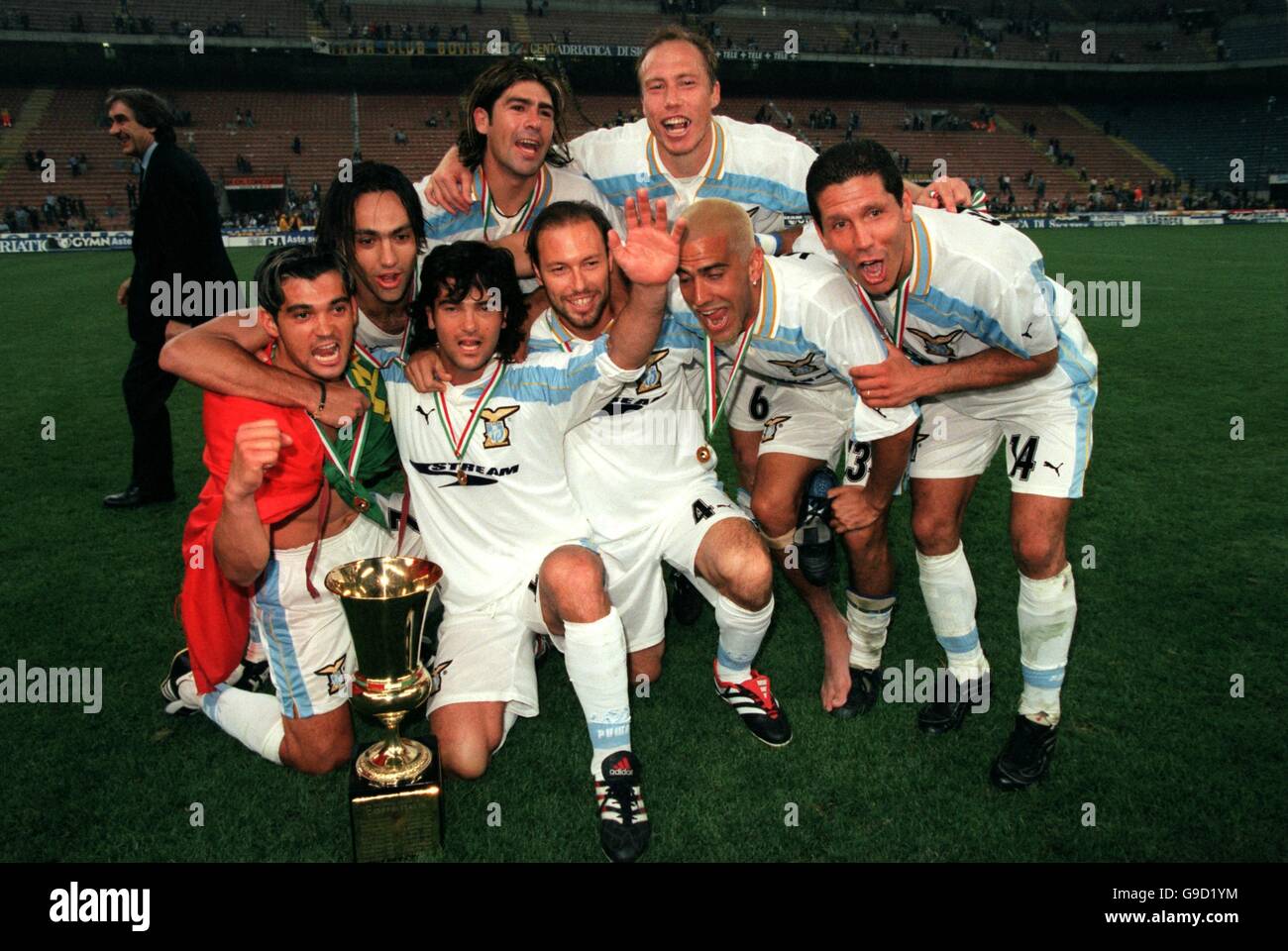 (l-r) Lazio Sergio Conceicao, Alessandro Nesta, Fernando Couto, Marcelo Salas, Dario Marcolin, Roberto Nestor Sensini, Juan Sebastian Veron und Diego Simeone feiern mit der Coppa Italia Stockfoto