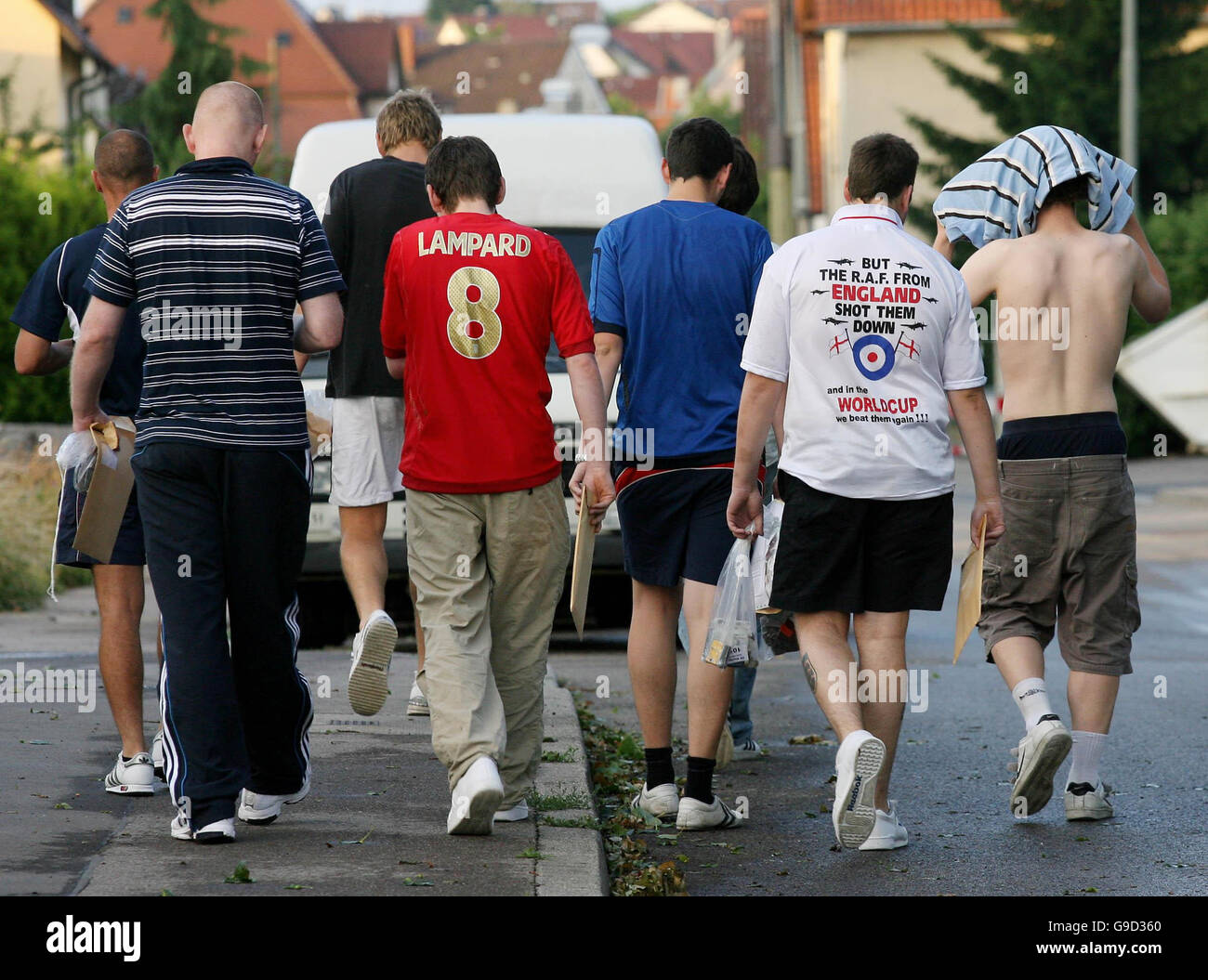 Eine Gruppe nicht identifizierter England-Fans wird in Stuttgart aus dem Gefängnis entlassen, nachdem sie am Wochenende nach Festnahmen am Freitagabend vor dem englischen Fußballweltcup-Spiel gegen Ecuador festgenommen worden war. Stockfoto